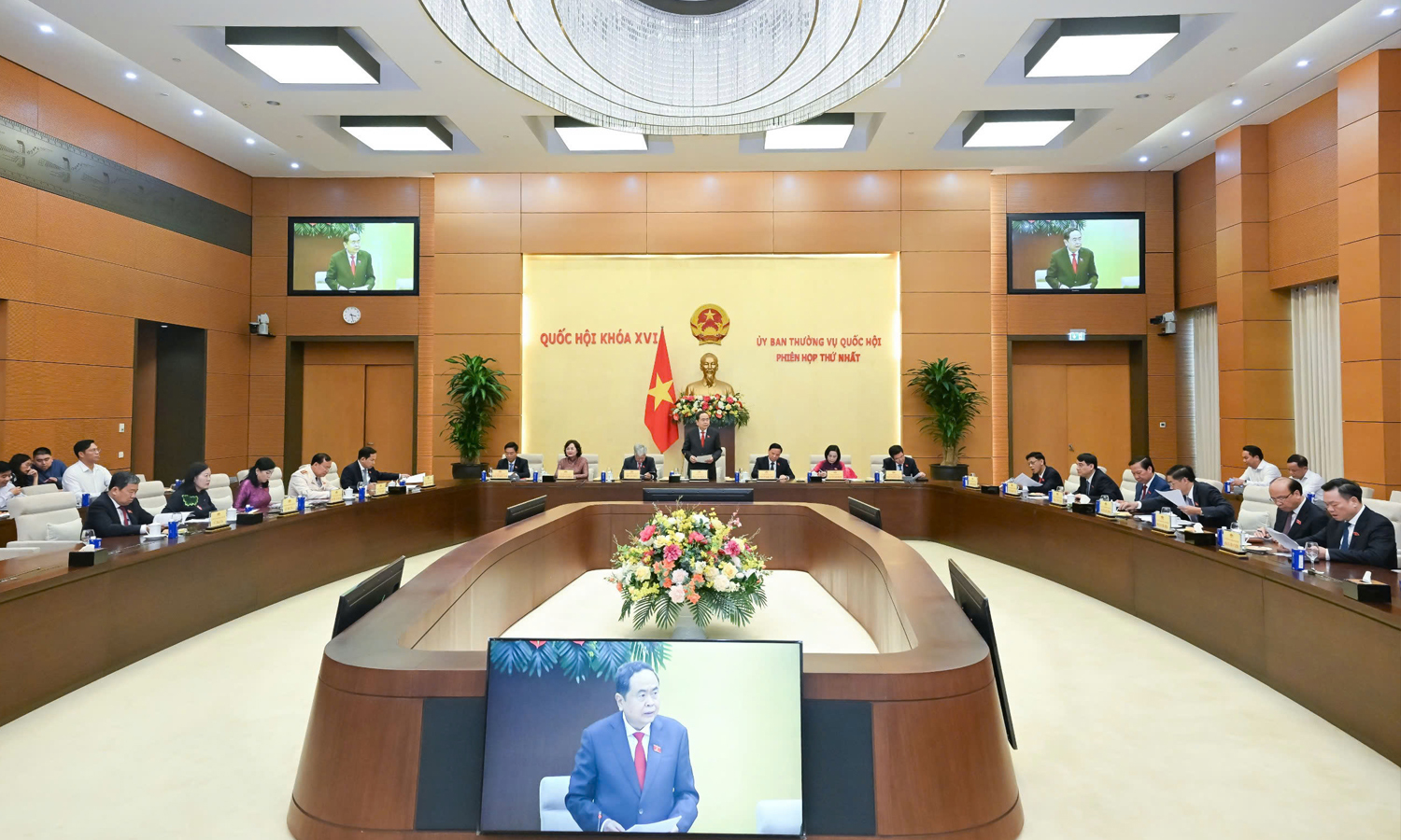 Quang cảnh phiên họp thứ nhất của Ủy ban Thường vụ Quốc hội.