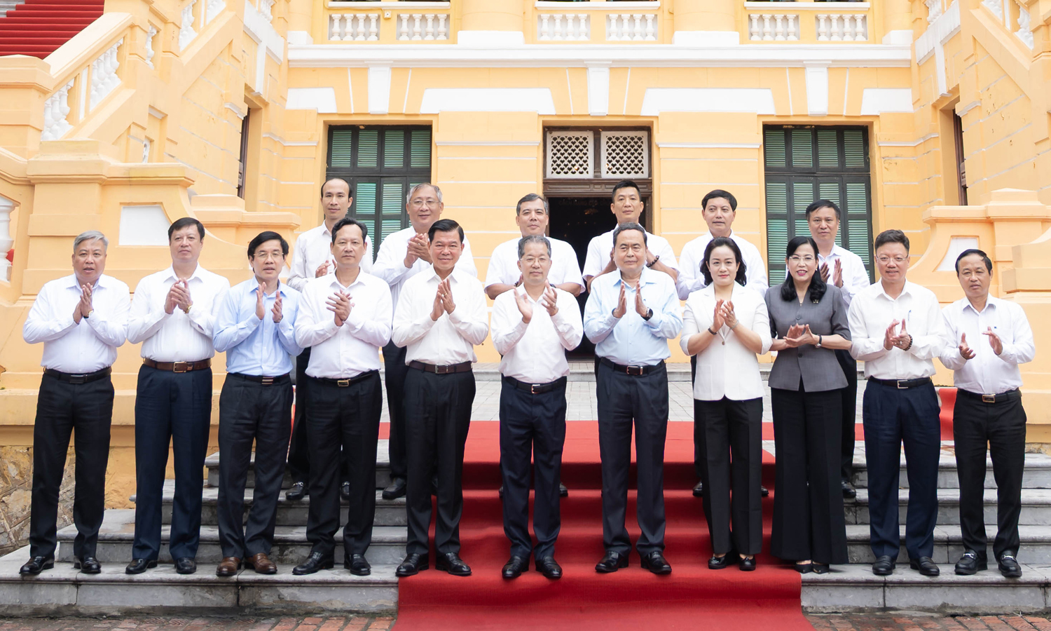 Chủ tịch Quốc hội Trần Thanh Mẫn và Đoàn Kiểm tra, giám sát chụp ảnh lưu niệm với Ban Thường vụ TAND Tối cao.