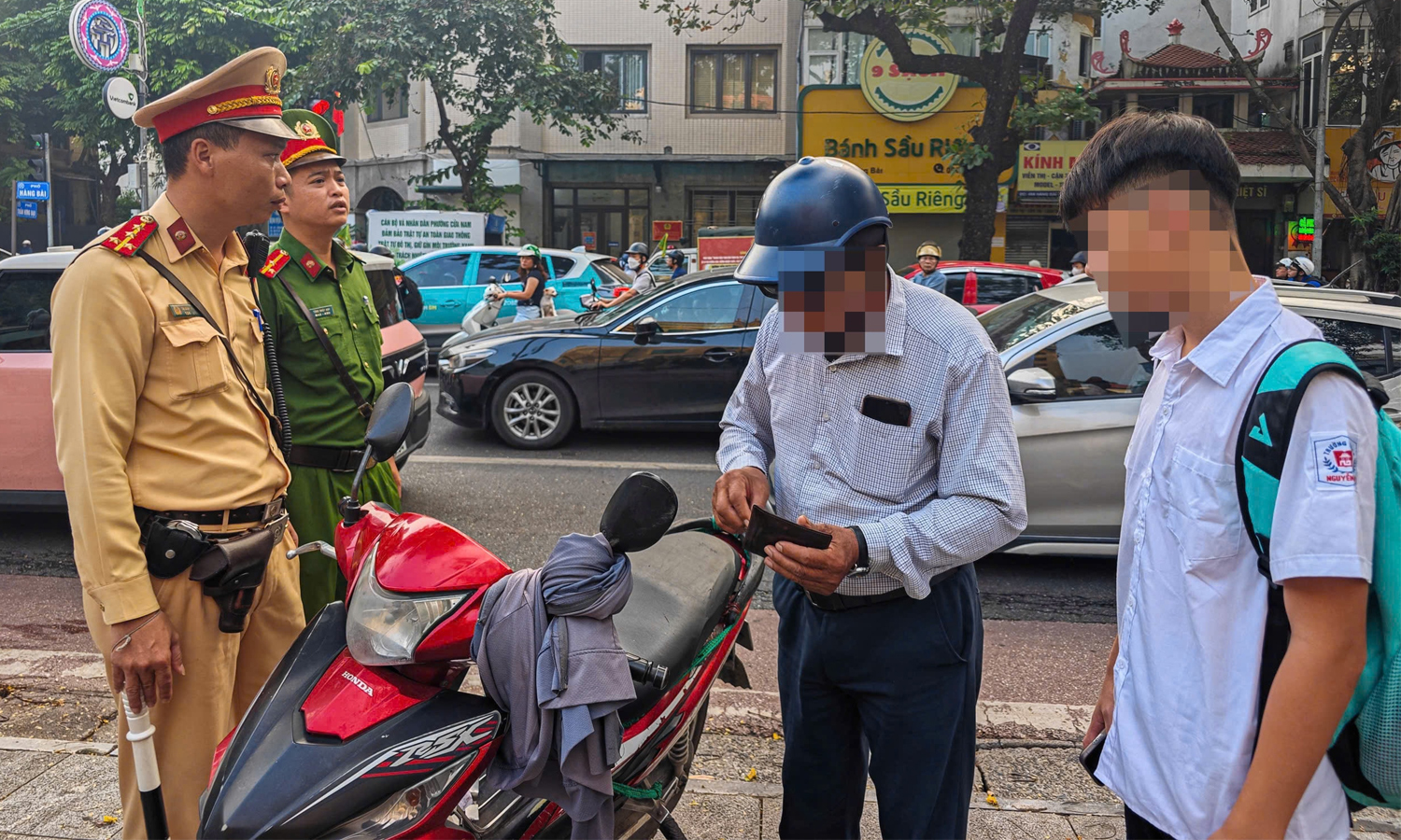 Công an xử lý vi phạm giao thông trên địa bàn TP Hà Nội.