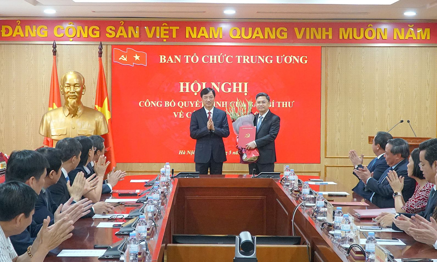 Trưởng Ban Tổ chức Trung ương Nguyễn Duy Ngọc trao quyết định của Ban Bí thư cho ông Hà Minh Hải. (Ảnh: dangcongsan.vn)