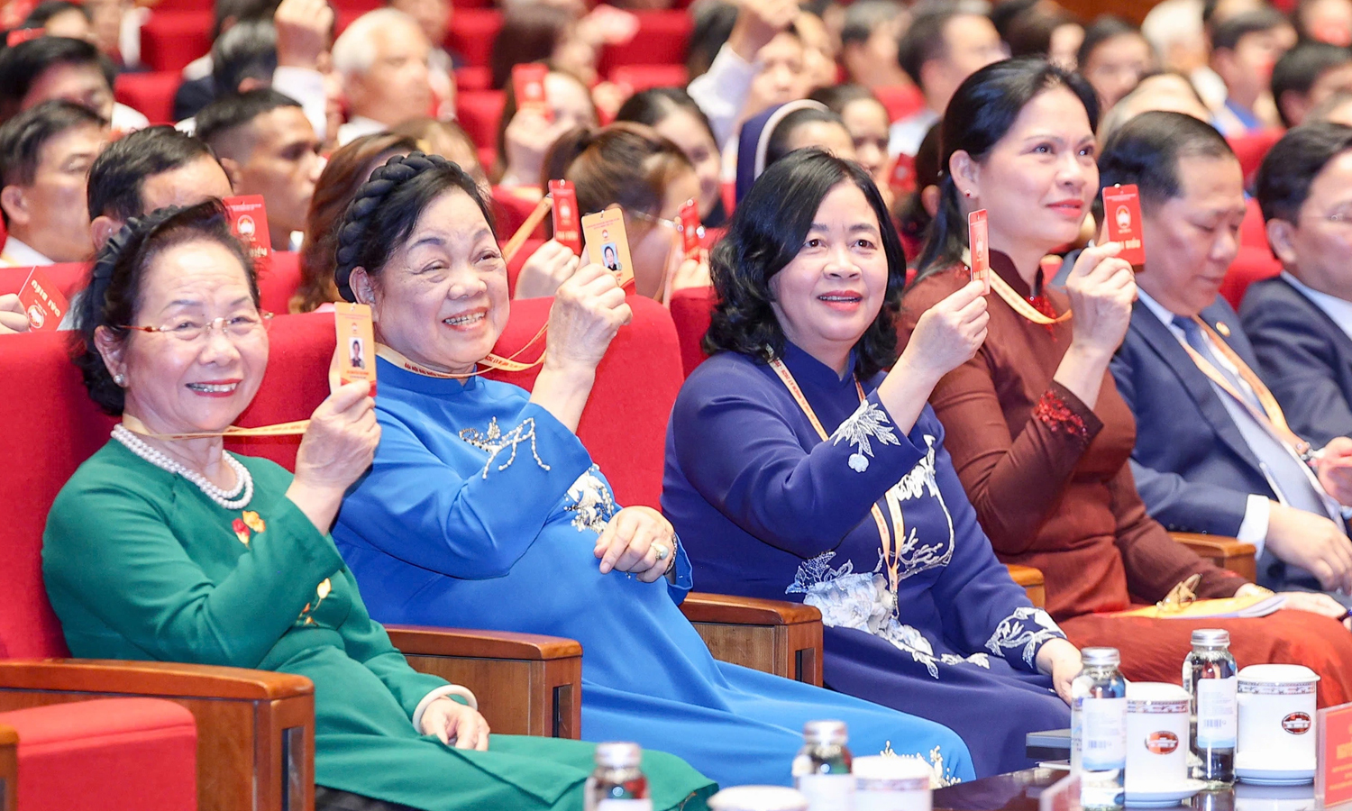 Các đại biểu tiến hành biểu quyết tại Đại hội.