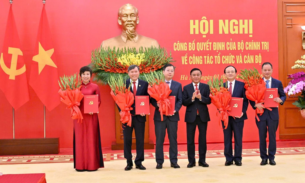 Thường trực Ban Bí thư Trần Cẩm Tú trao Quyết định của Bộ Chính trị cho đại diện lãnh đạo Đài Tiếng nói Việt Nam (VOV), Đài Truyền hình Việt Nam (VTV), Thông tấn xã Việt Nam (TTXVN), Viện Hàn lâm Khoa học xã hội Việt Nam, Viện Hàn lâm Khoa học và Công nghệ Việt Nam, hôm 1/4.