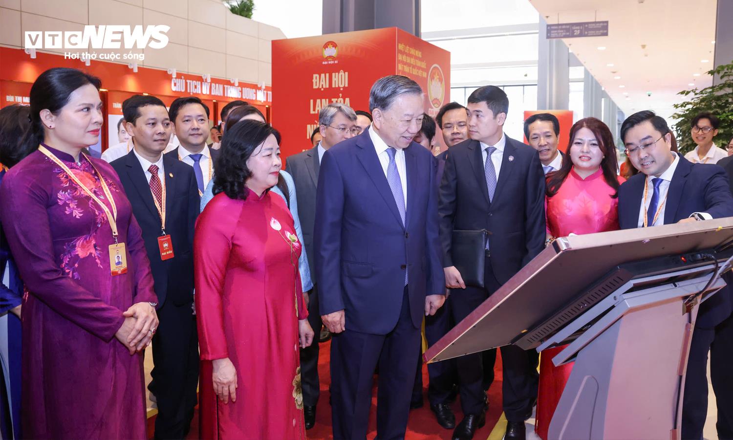 Tổng Bí thư, Chủ tịch nước Tô Lâm tham quan không gian trưng bày "Mặt trận số" trước giờ khai mạc Đại hội. (Ảnh: Viên Minh)