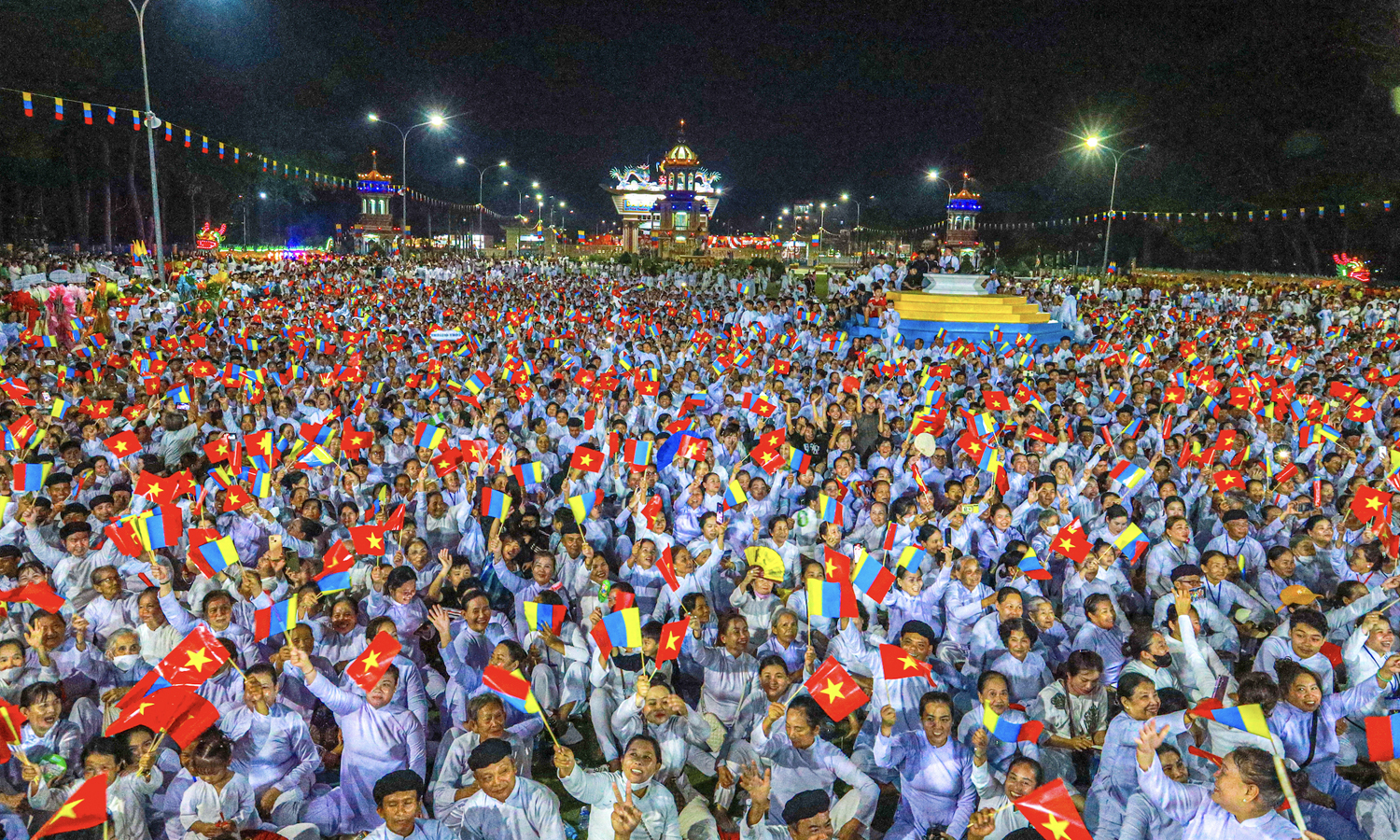 Hàng chục nghìn tín đồ đạo Cao Đài cùng du khách tề tựu về Tòa Thánh Tây Ninh tham dự kỷ niệm 100 năm ngày hoằng khai Đại đạo Tam kỳ Phổ độ.