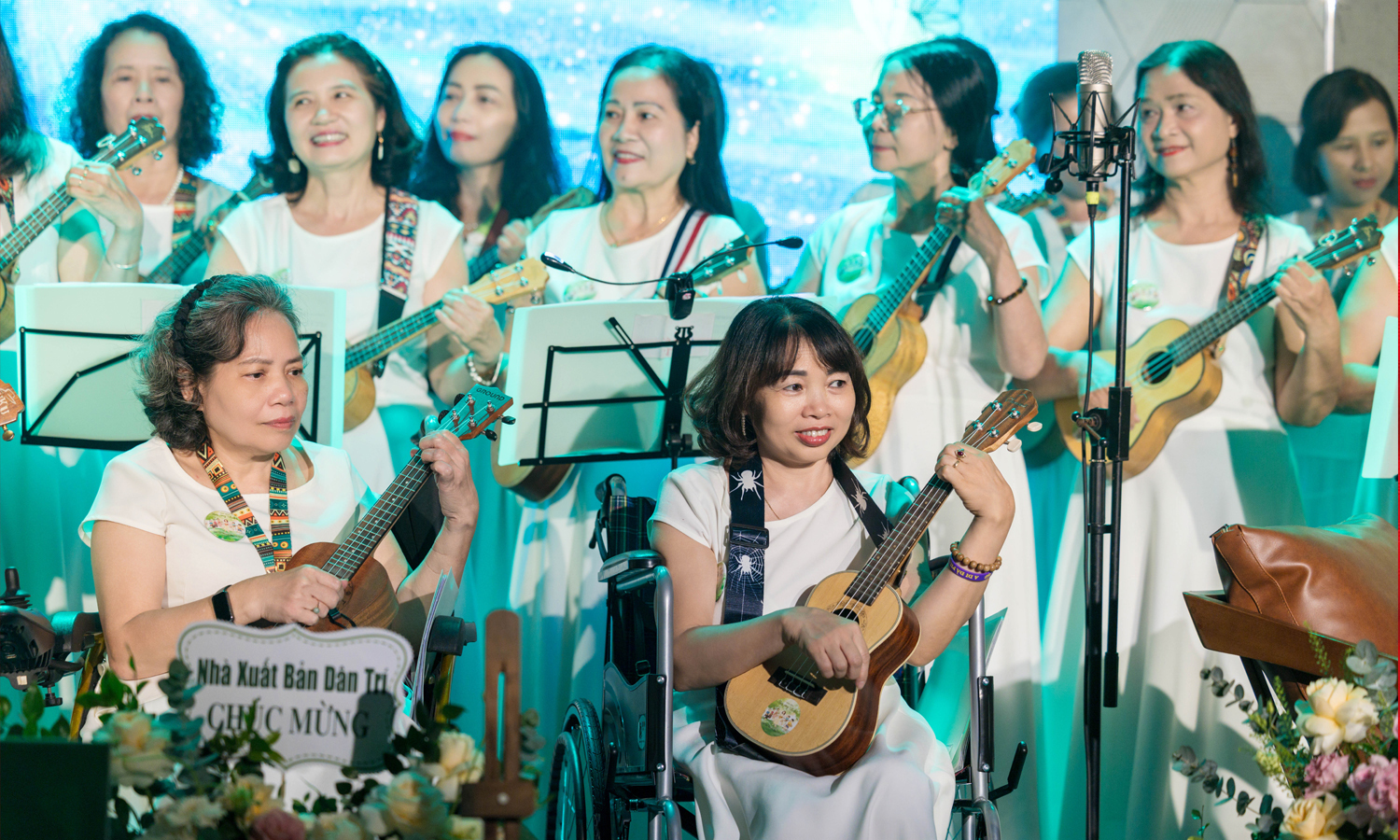 Hợp xướng Thanh La Choir biểu diễn tại buổi họp báo.