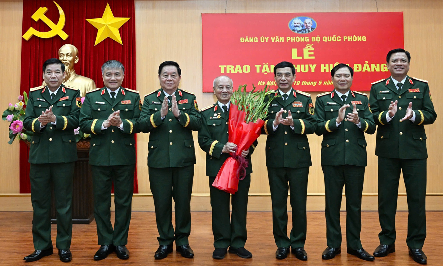 Các lãnh đạo Bộ Quốc phòng chúc mừng Đại tướng Phạm Văn Trà. (Ảnh: VGP)