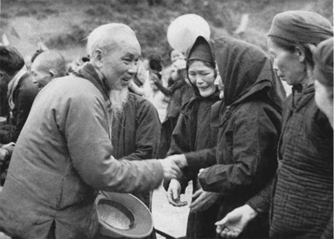 Bác Hồ về thăm bà con Pác Bó (Hà Quảng, Cao Bằng) tháng 2/1961.