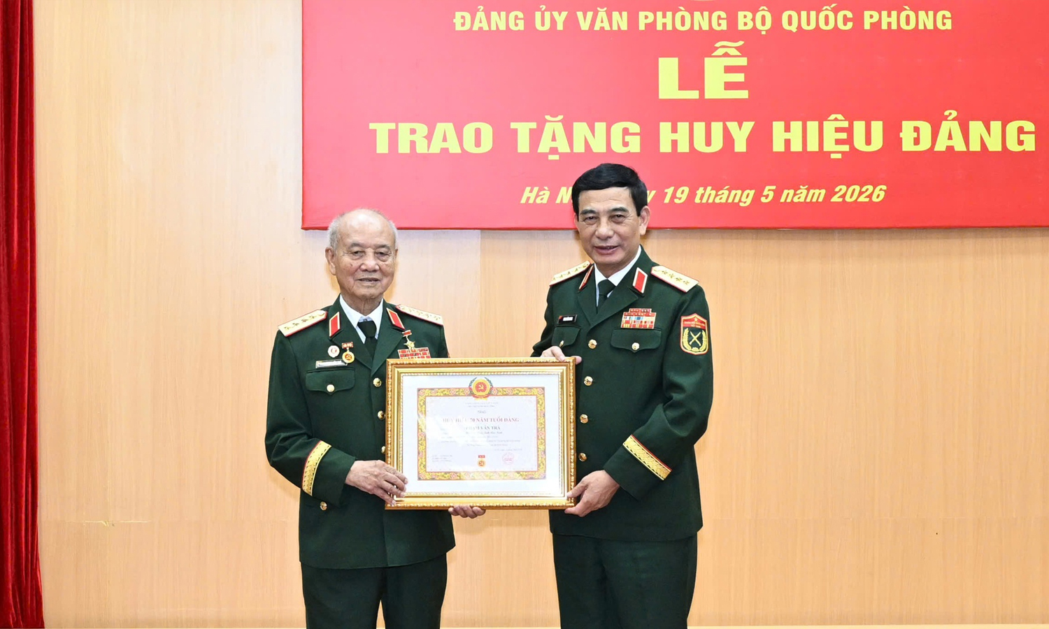 Đại tướng Phan Văn Giang trao Huy hiệu 70 năm tuổi Đảng tặng Đại tướng Phạm Văn Trà. (Ảnh: VGP)