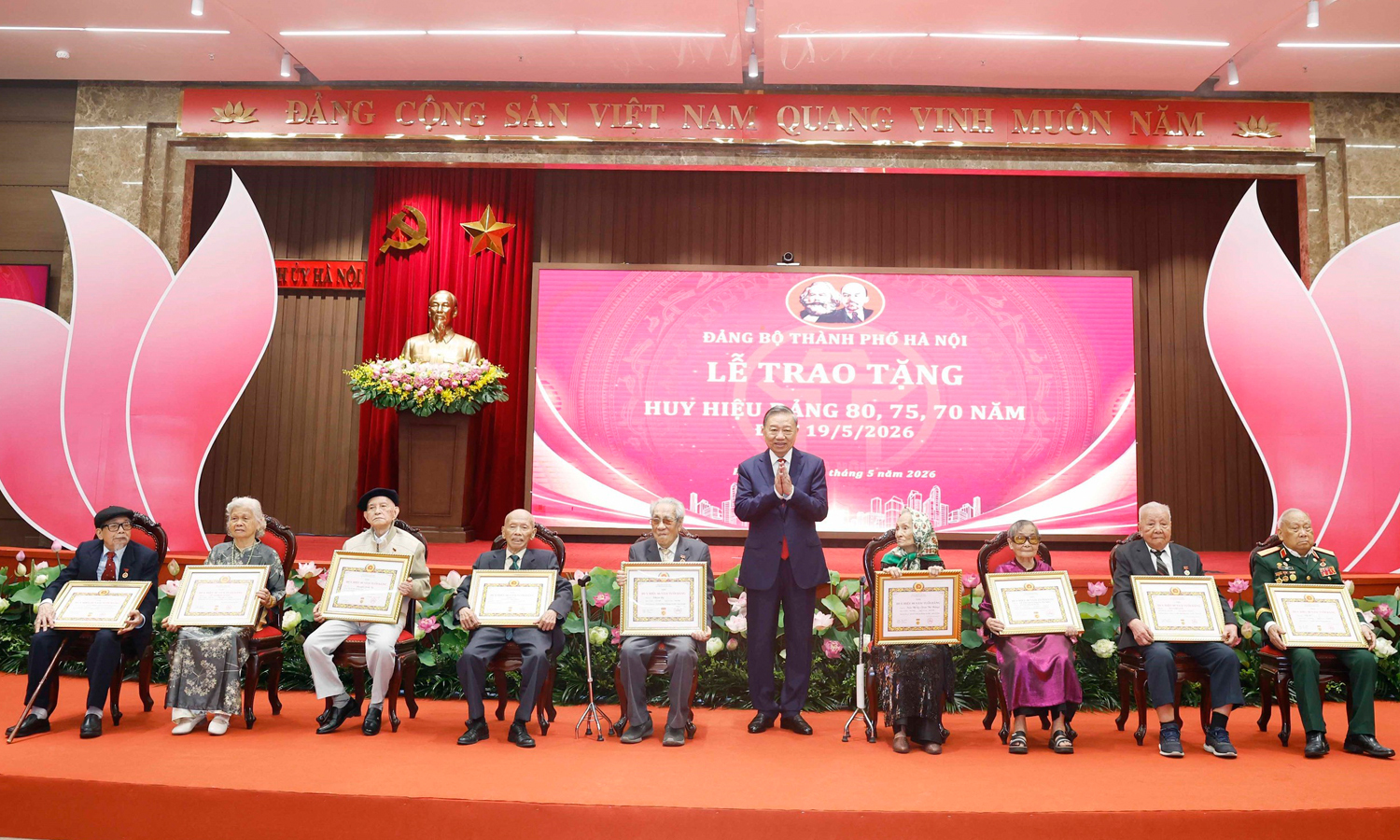 Tổng Bí thư, Chủ tịch nước Tô Lâm trao giấy chứng nhận cho các đảng viên lão thành được nhận Huy hiệu 80 năm tuổi Đảng. (Ảnh: TTXVN)