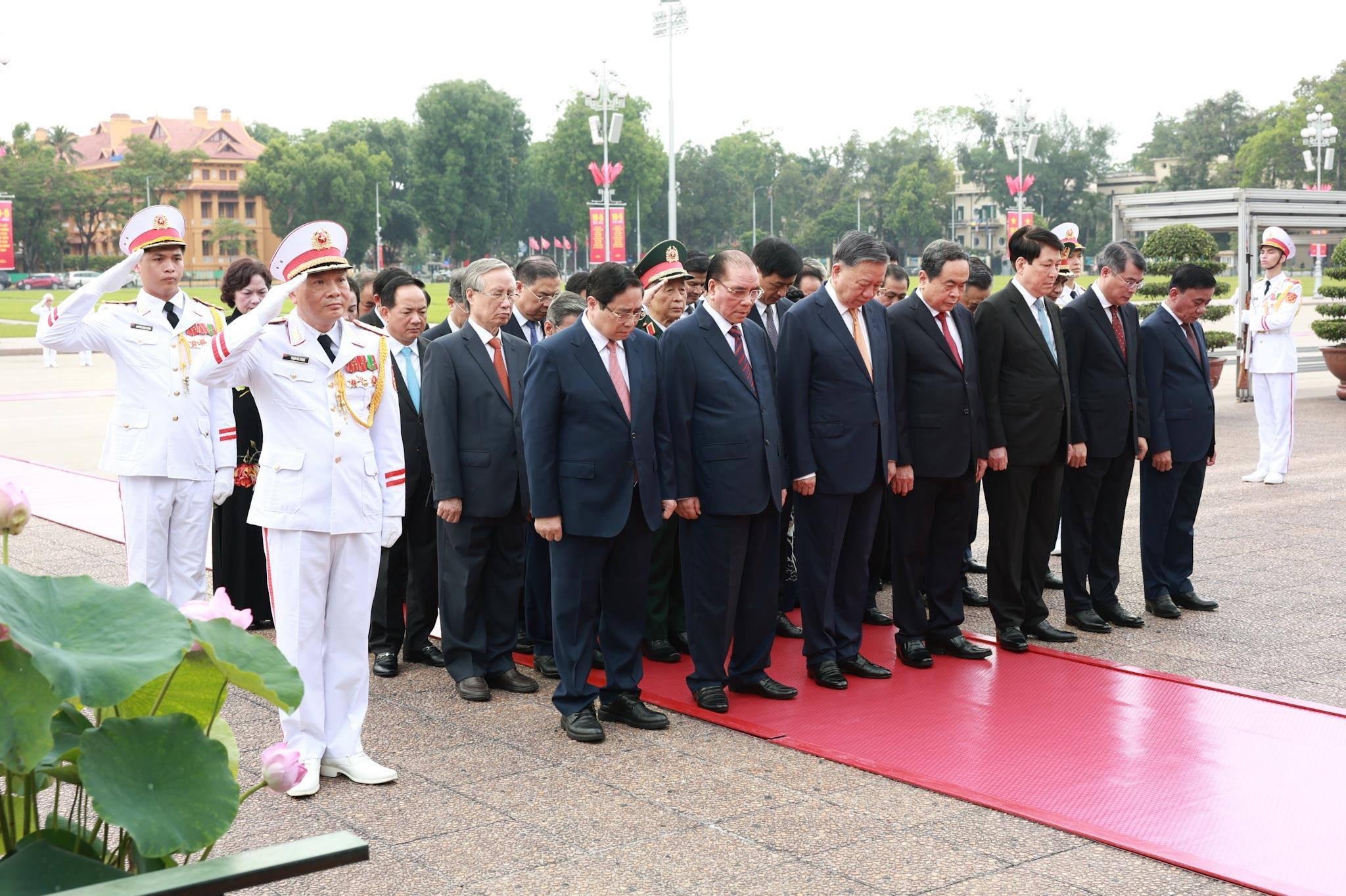 Đoàn đại biểu thành kính bày tỏ lòng biết ơn vô hạn đối với công lao trời biển của Chủ tịch Hồ Chí Minh - Người sáng lập và rèn luyện Đảng ta, Lãnh tụ vĩ đại của dân tộc Việt Nam, Anh hùng giải phóng dân tộc, Danh nhân văn hóa kiệt xuất đã dành trọn cuộc đời hiến dâng cho sự nghiệp cách mạng của dân tộc, cho độc lập của Tổ quốc, tự do, hạnh phúc của Nhân dân.