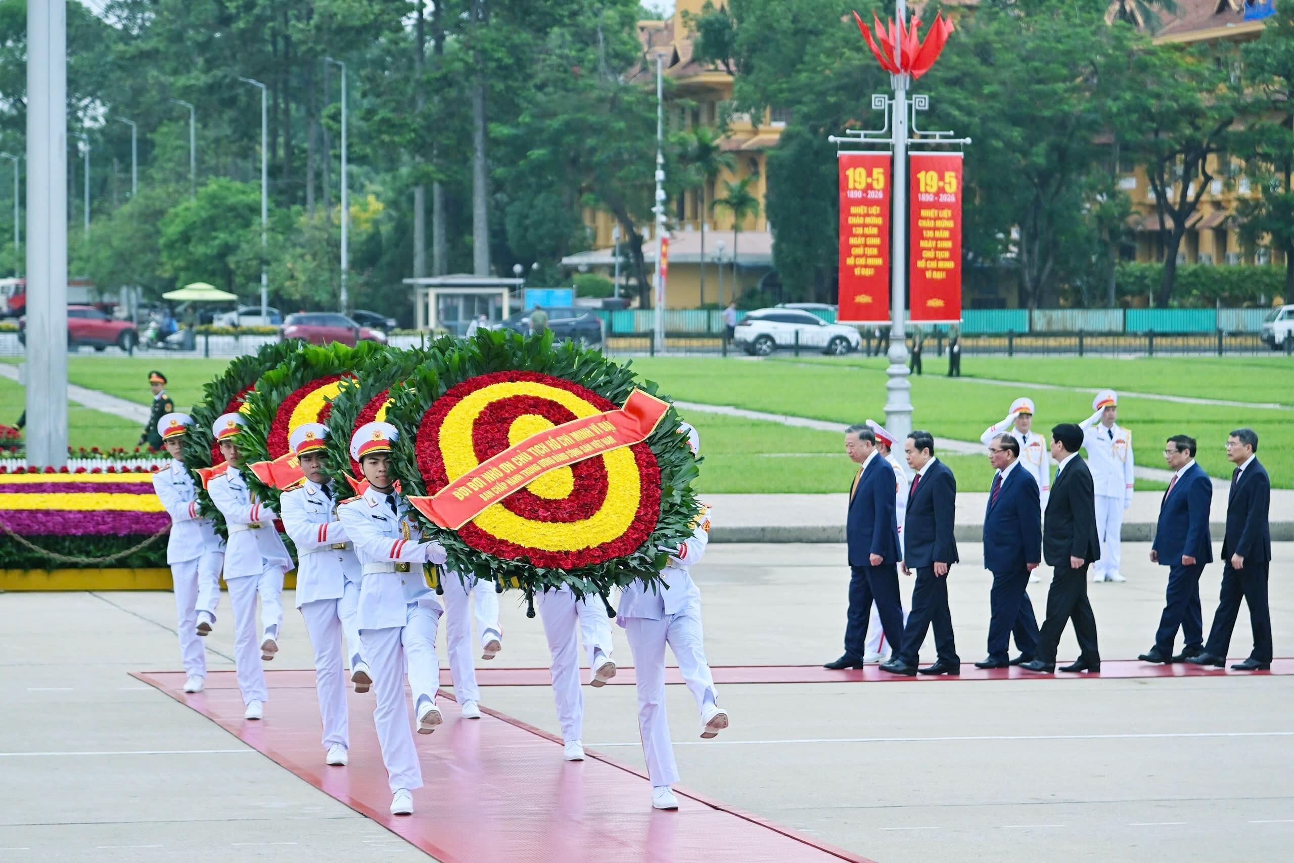 Nhân dịp kỷ niệm 136 năm Ngày sinh Chủ tịch Hồ Chí Minh, sáng 19/5, Đoàn đại biểu Ban Chấp hành Trung ương Đảng, Chủ tịch nước, Quốc hội, Chính phủ, Ủy ban Trung ương Mặt trận Tổ quốc Việt Nam đặt vòng hoa, vào Lăng viếng Chủ tịch Hồ Chí Minh.