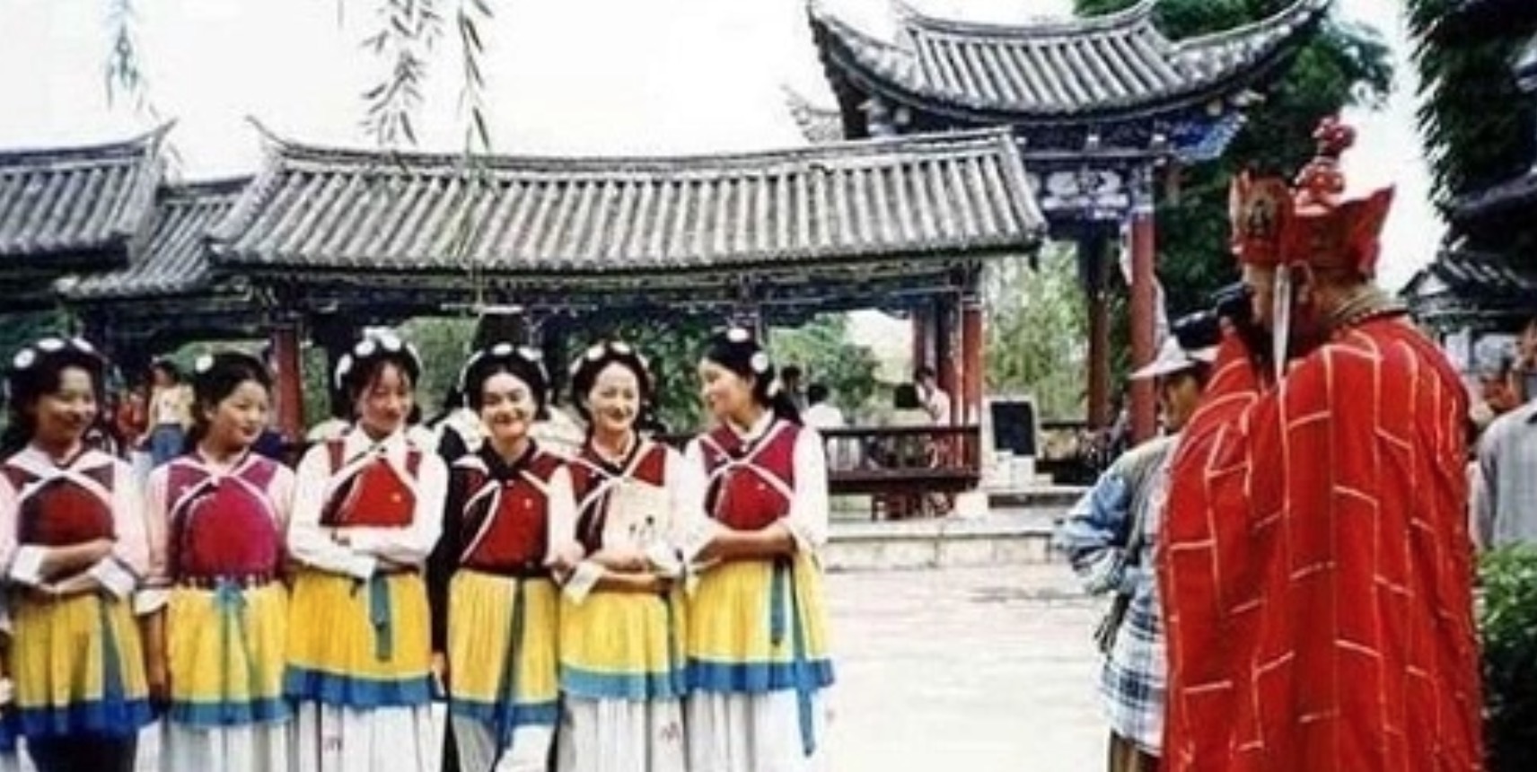 Khoảnh khắc "Đường Tăng" cầm máy ảnh chụp cho dàn cung nữ khiến khán giả thích thú.