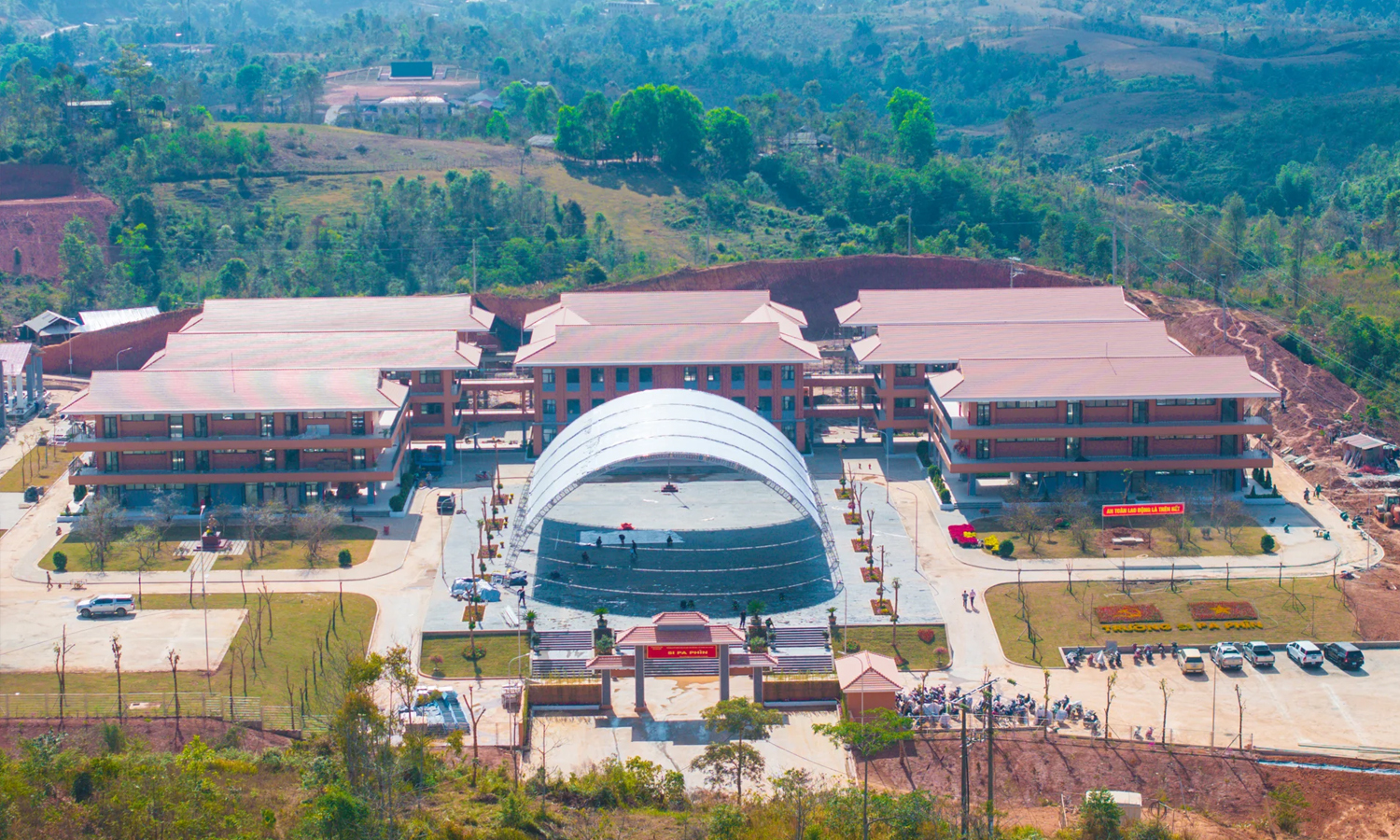 Trường nội trú liên cấp Tiểu học và Trung học cơ sở xã Si Pa Phìn được xây dựng tại bản Nậm Chim 1, xã Si Pa Phìn, tỉnh Điện Biên. (Ảnh: Mùa Xuân)