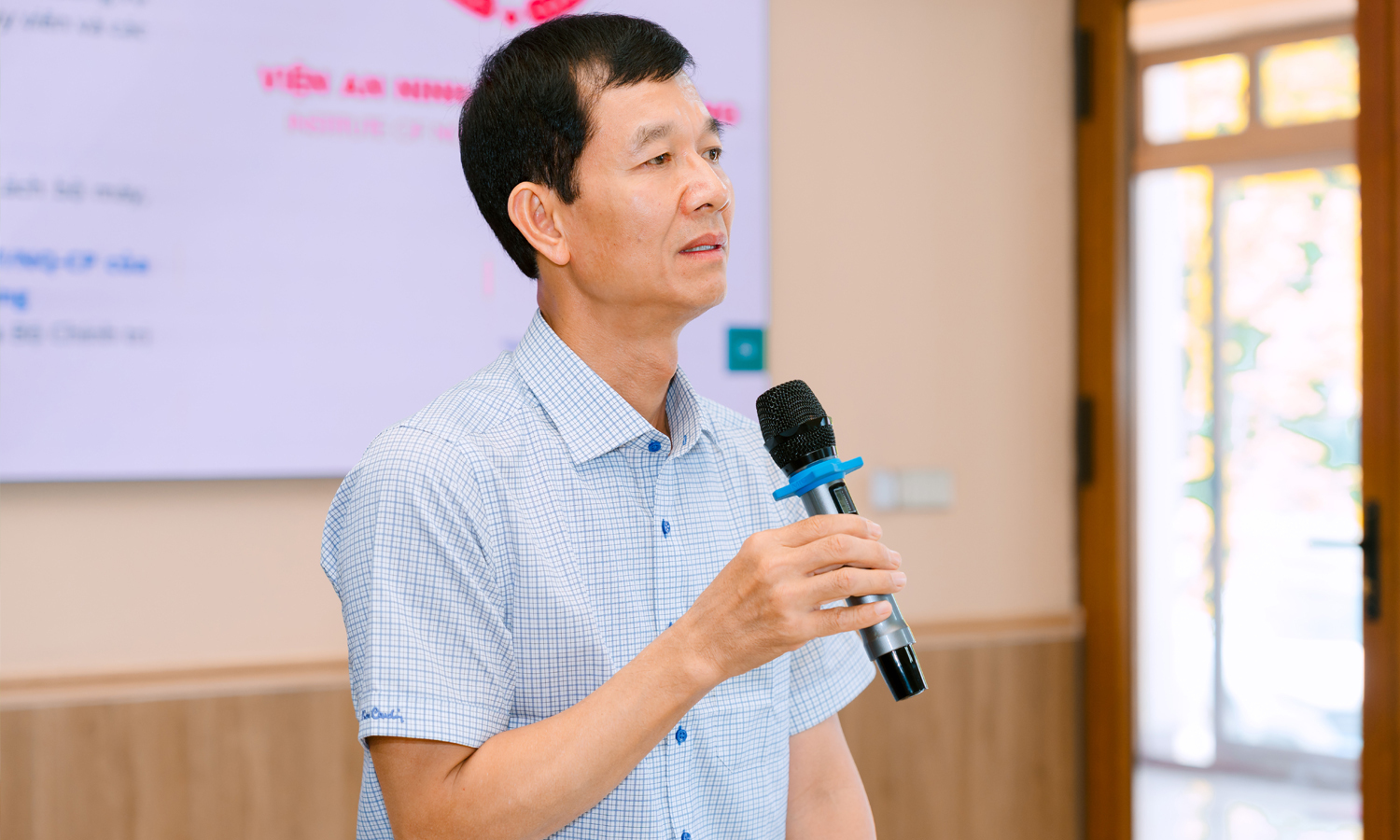 GS.TS Hoàng Đình Phi, Hiệu trưởng Trường Quản trị và Kinh doanh.