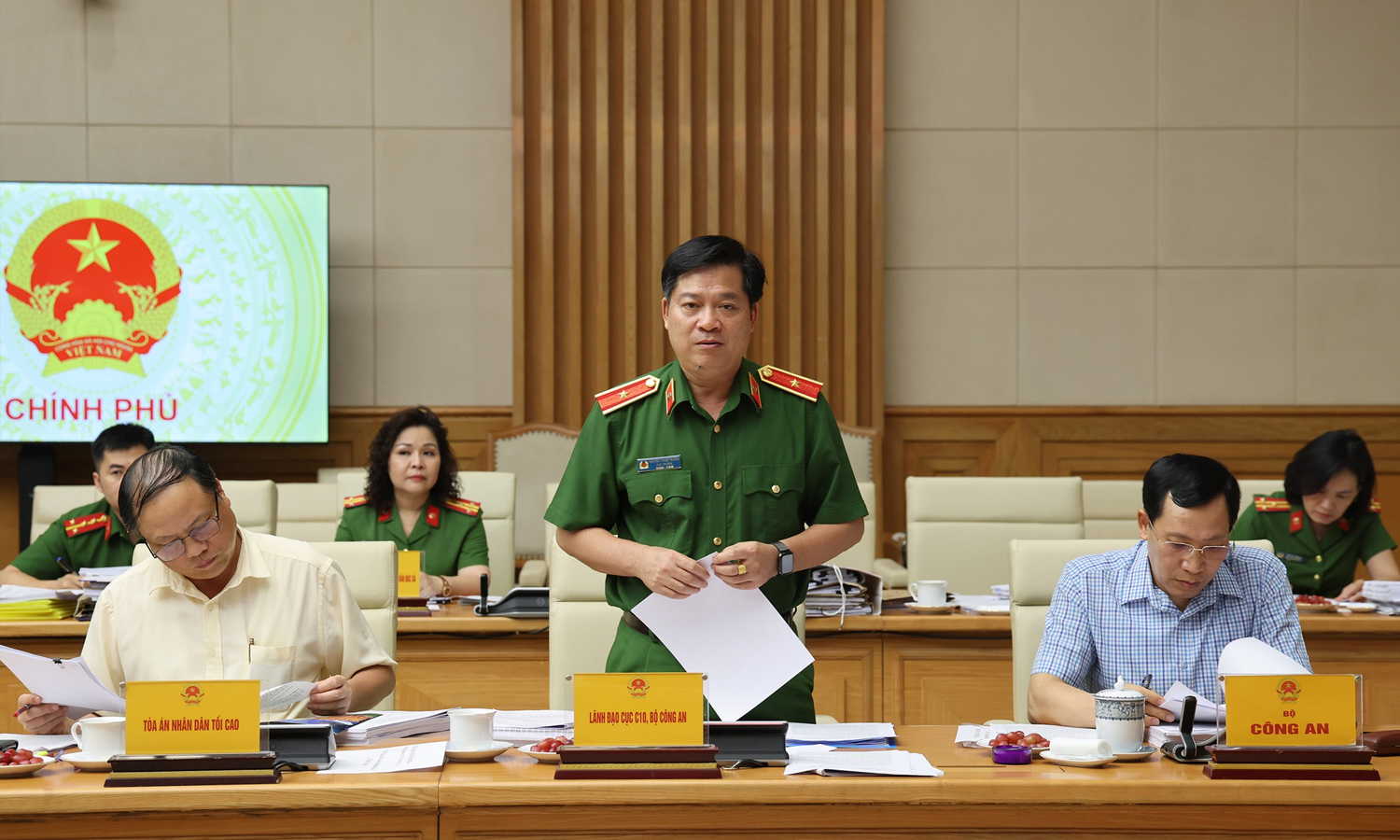 Thiếu tướng Nguyễn Thanh Trường, Cục trưởng Cục Cảnh sát quản lý trại giam, cơ sở giáo dục bắt buộc, trường giáo dưỡng, báo cáo tại cuộc họp. (Ảnh: VGP)