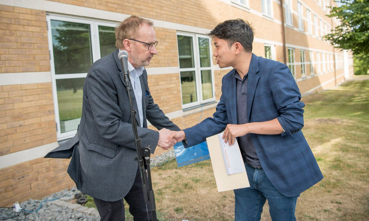Giám đốc điều hành Cambridge MBA trao giải thưởng Leadership Award cho Phạm Trung Linh.