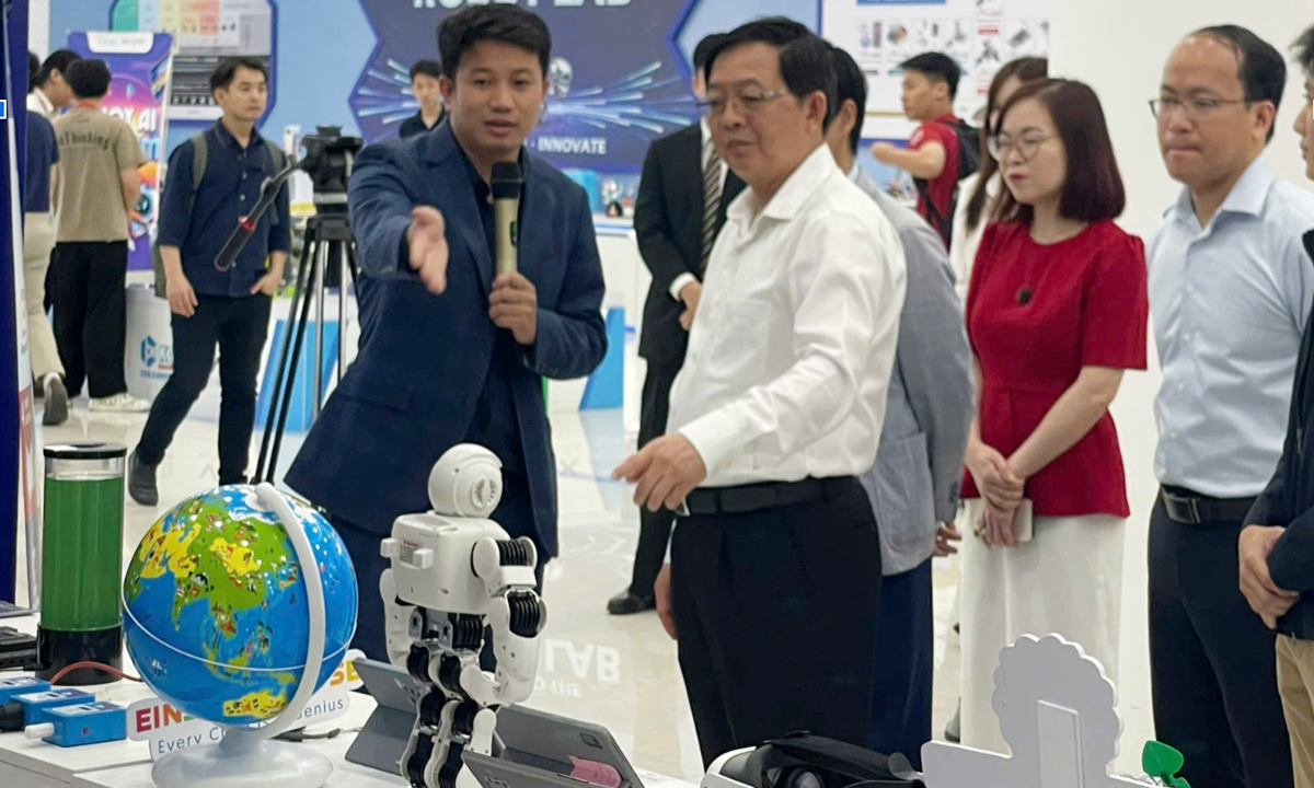 Phạm Trung Linh giới thiệu với Phó Thủ tướng Hồ Quốc Dũng về đề án, chiến lược phát triển giáo dục STEM trên toàn quốc, hộ trợ cho các em vùng sâu vùng xa.