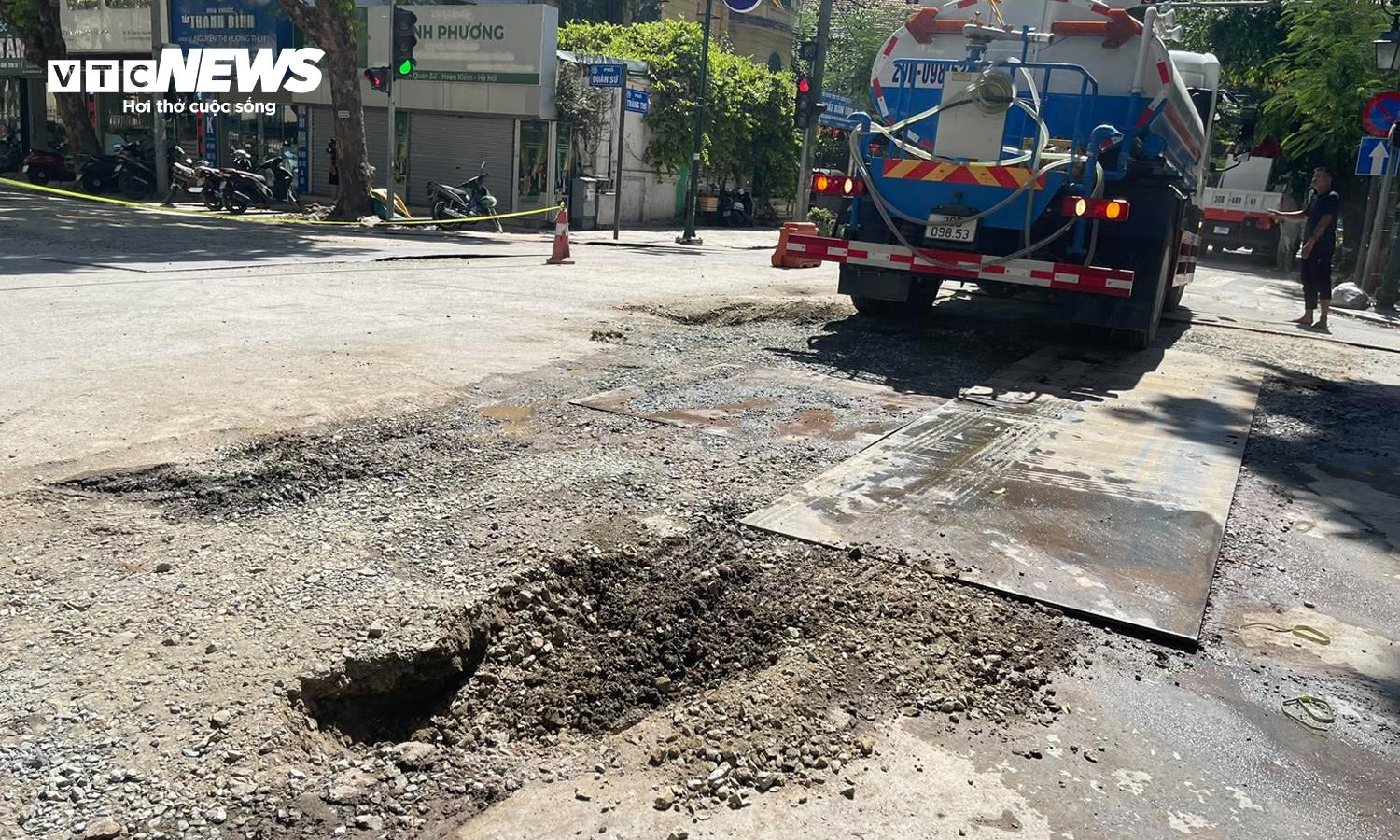 Đến hơn 14h, chiếc xe được cẩu khỏi hố.