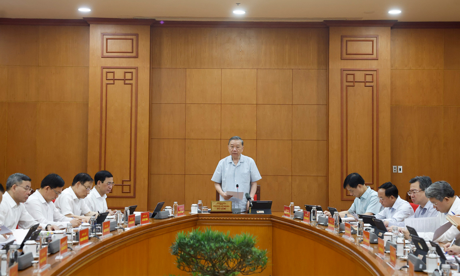 Tổng Bí thư, Chủ tịch nước Tô Lâm chủ trì buổi làm việc cho chủ trương về công tác nghiên cứu khoa học cơ bản. (Ảnh: TTXVN)