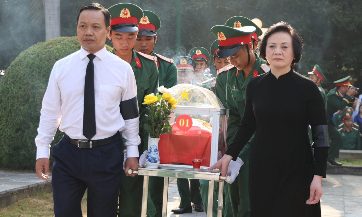 Phó Thủ tướng Phạm Thị Thanh Trà và Bí thư Tỉnh ủy Điện Biên Trần Tiến Dũng di chuyển hài cốt liệt sĩ ra nơi an táng. (Ảnh: VGP)