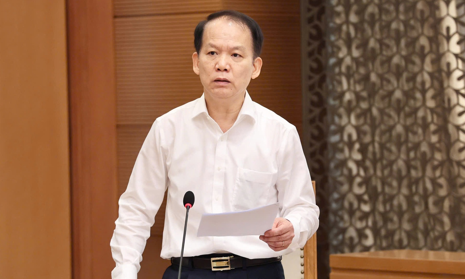 Bộ trưởng Bộ Tư pháp Hoàng Thanh Tùng báo cáo tại cuộc họp. (Ảnh: VGP)