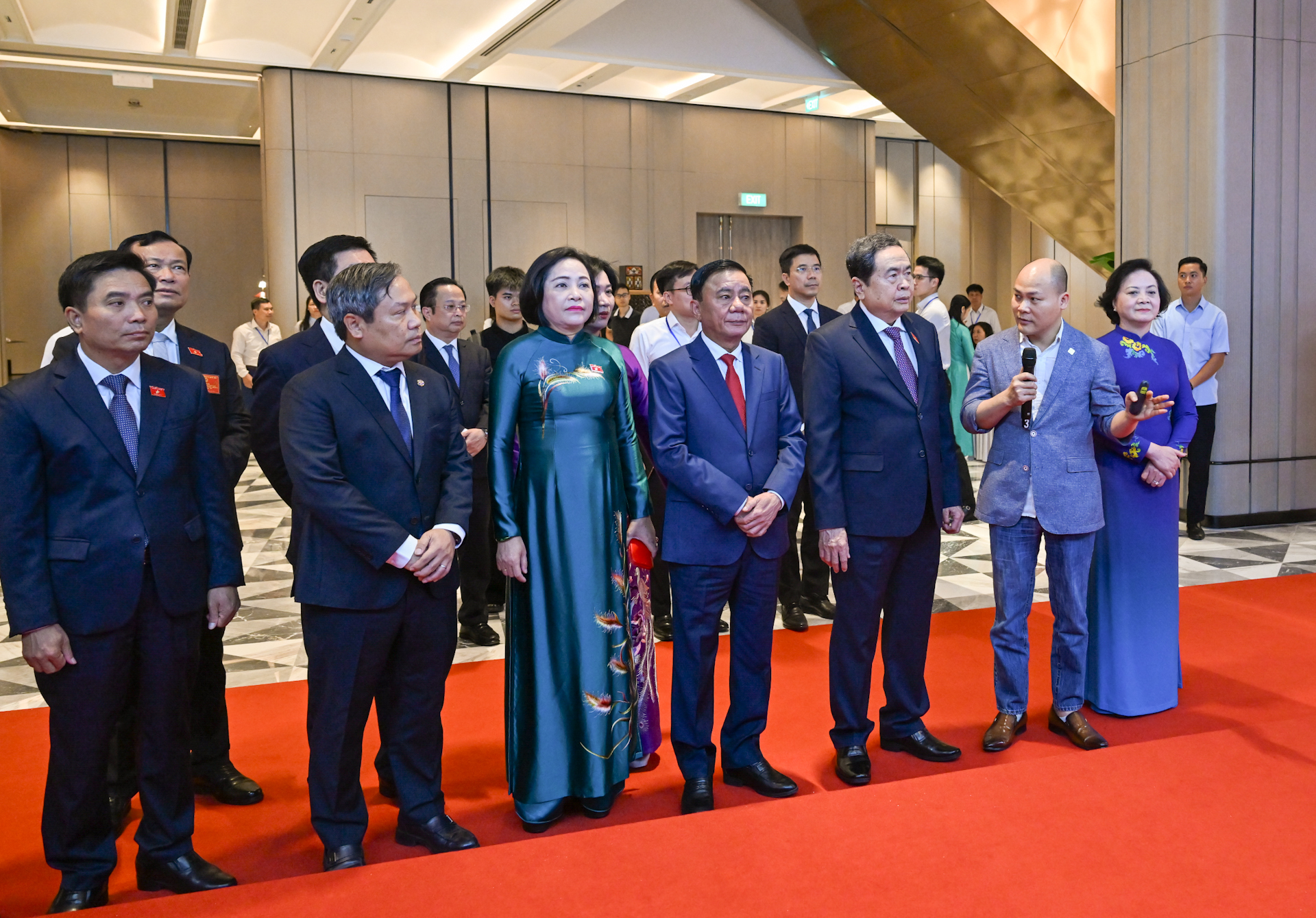 Chủ tịch Quốc hội Trần Thanh Mẫn, Thường trực Ban Bí thư Trần Cẩm Tú và các đại biểu tham dự hội nghị.