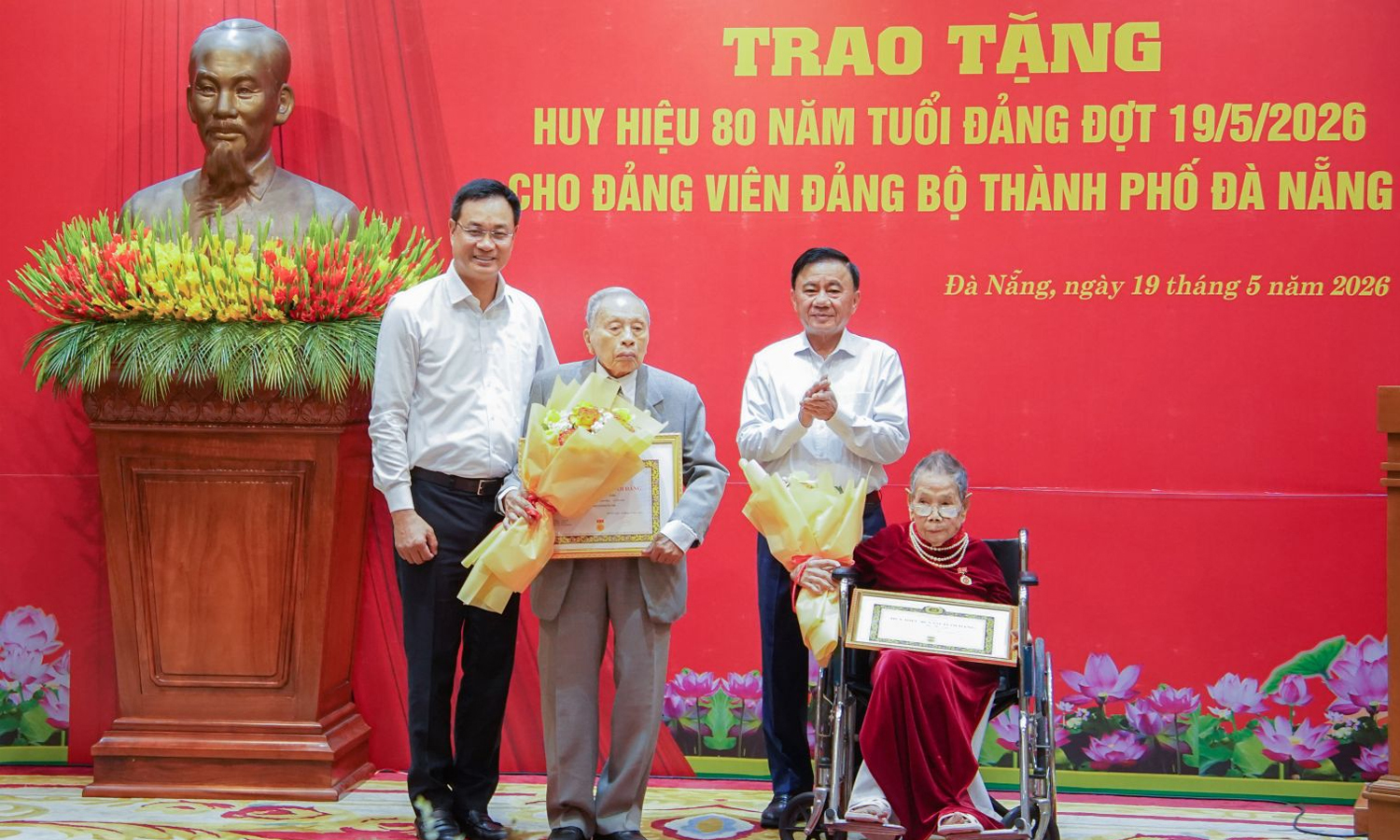 Thường trực Ban Bí thư Trần Cẩm Tú trao Huy hiệu 80 năm tuổi Đảng và ​​​tặng hoa chúc mừng các đảng viên lão thành tại TP Đà Nẵng.
