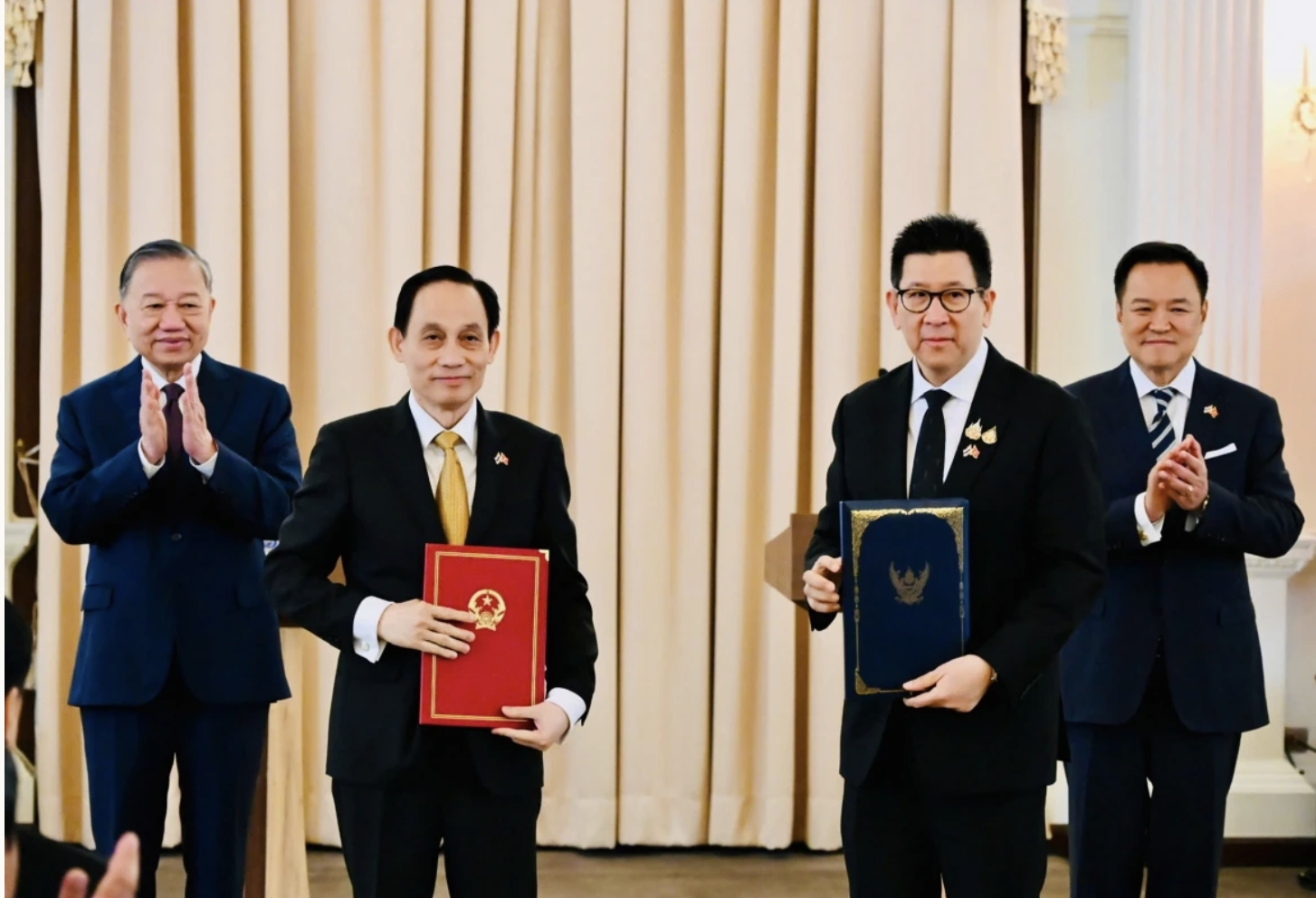 ...và chứng kiến lễ trao biên bản ghi nhớ và văn kiện hợp tác hợp tác giữa các bộ, ngành, địa phương 2 nước.