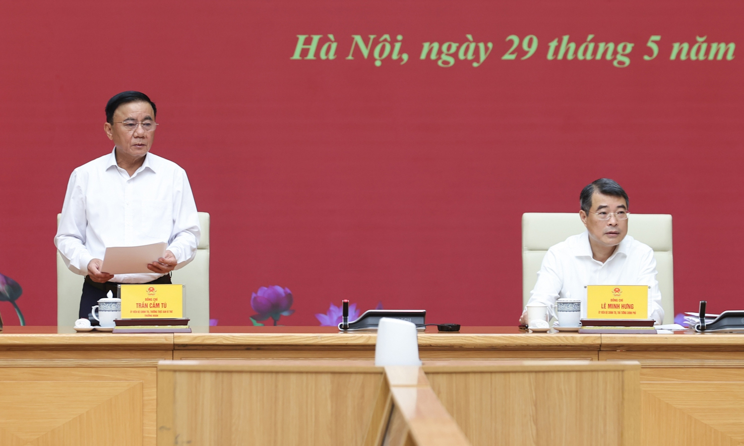 Thường trực Ban Bí thư Trần Cẩm Tú và Thủ tướng Lê Minh Hưng chủ trì hội nghị. (Ảnh: VGP)