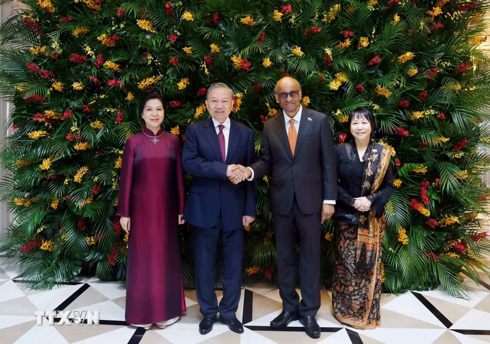 Tổng Bí thư, Chủ tịch nước Tô Lâm và Phu nhân cùng Tổng thống Singapore Tharman Shanmugaratnam và Phu nhân chụp ảnh chung. (Ảnh: Thống Nhất/TTXVN)
