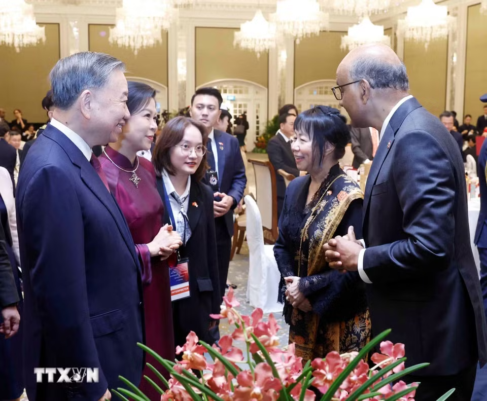 Tổng Bí thư, Chủ tịch nước Tô Lâm và Phu nhân với Tổng thống Singapore Tharman Shanmugaratnam và Phu nhân tại tiệc chiên đãi. (Ảnh: Thống Nhất/TTXVN)