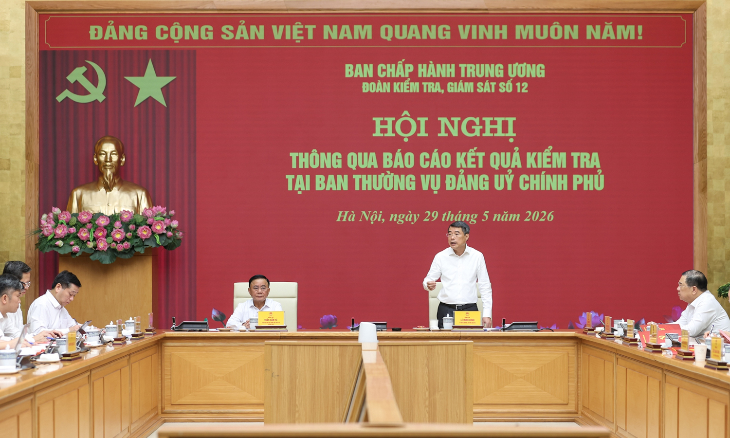 Thường trực Ban Bí thư Trần Cẩm Tú, Trưởng đoàn kiểm tra, giám sát số 12 của Bộ Chính trị, Ban Bí thư và Thủ tướng Lê Minh Hưng chủ trì hội nghị thông qua dự thảo báo cáo kết quả kiểm tra, giám sát (đợt 2) đối với Ban Thường vụ Đảng ủy Chính phủ, sáng 29/5. (Ảnh: VGP)