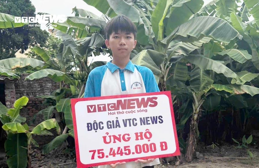 Em Nguyễn Đức Duy đón nhận sự giúp đỡ của độc giả.
