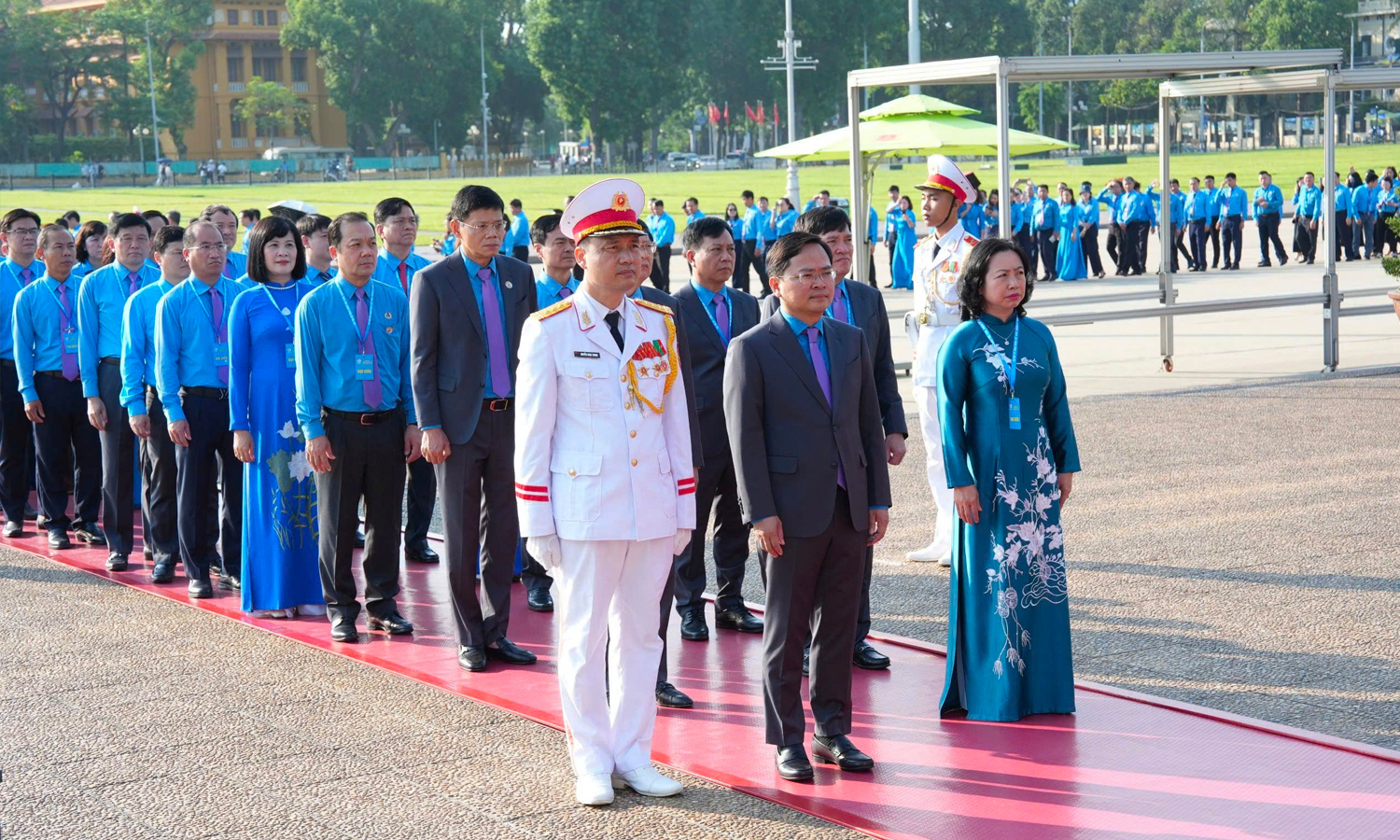 Trong giờ phút thiêng liêng, đoàn đại biểu bày tỏ lòng biết ơn vô hạn, thành kính tưởng nhớ công lao to lớn của Chủ tịch Hồ Chí Minh.