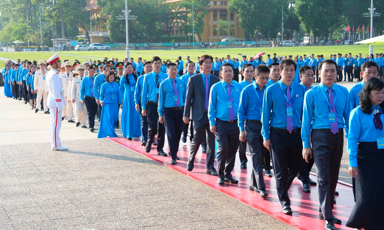 Các đại biểu tham dự Đại hội vào Lăng viếng Chủ tịch Hồ Chí Minh.