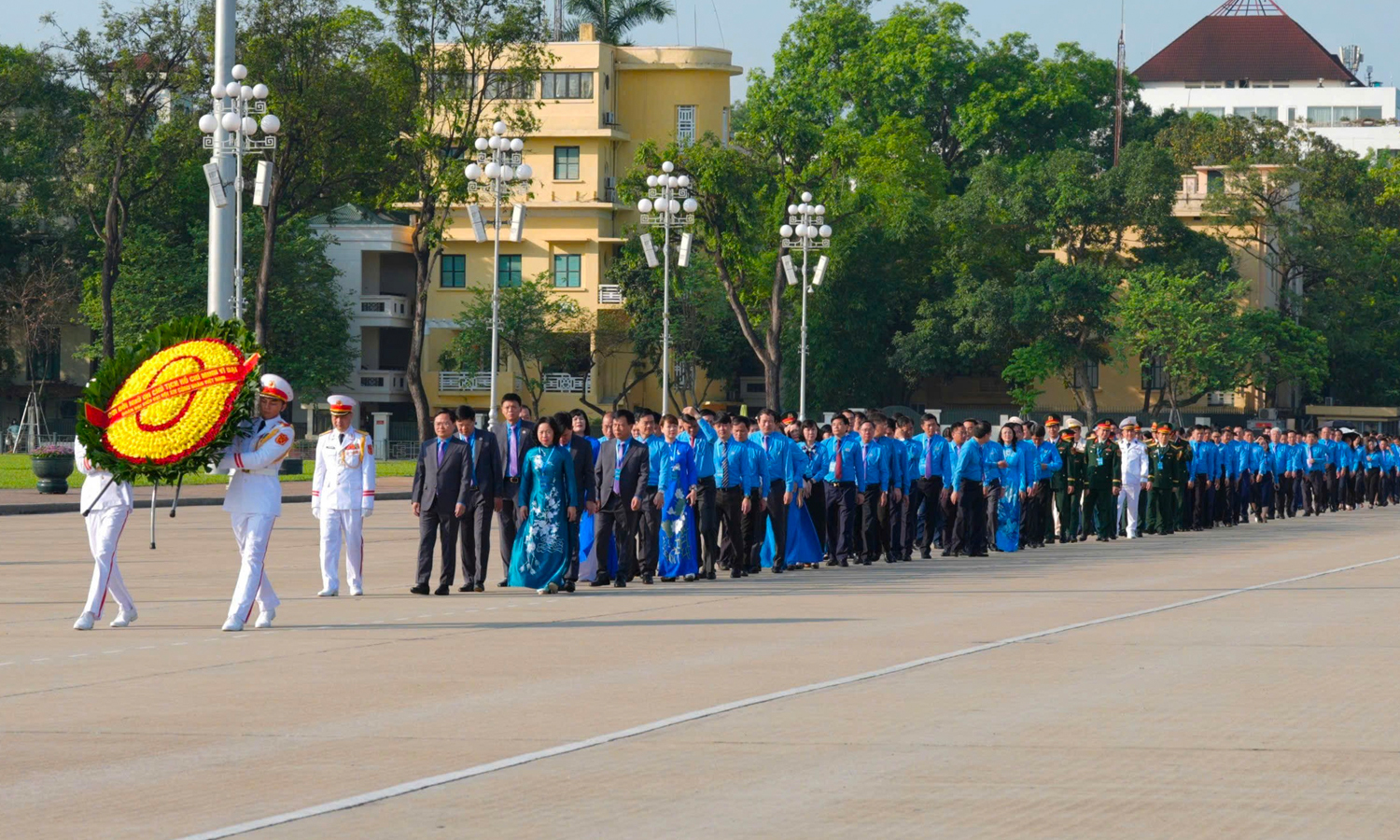 Tham gia đoàn có Chủ tịch Tổng Liên đoàn Lao động Việt Nam Nguyễn Anh Tuấn, các thành viên trong Đoàn Chủ tịch Tổng Liên đoàn Lao động Việt Nam cùng các đại biểu dự Đại hội XIV Công đoàn Việt Nam, nhiệm kỳ 2026-2031.