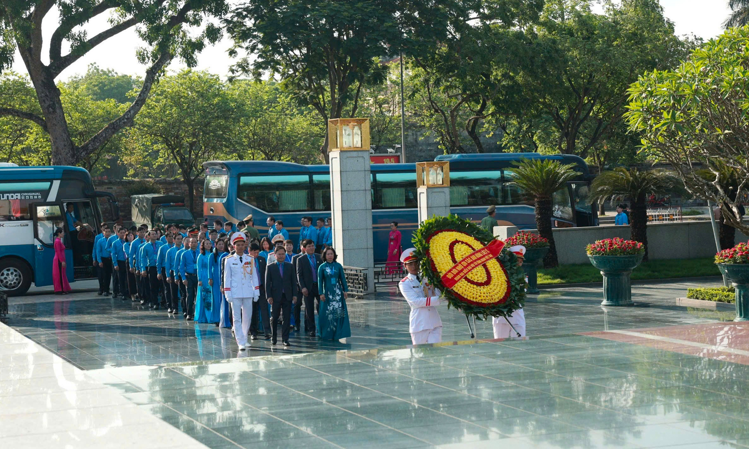 Tiếp đó, đoàn đã tới đặt vòng hoa, dâng hương tưởng niệm các Anh hùng liệt sĩ tại Đài tưởng niệm các Anh hùng liệt sĩ trên đường Bắc Sơn, TP Hà Nội.
