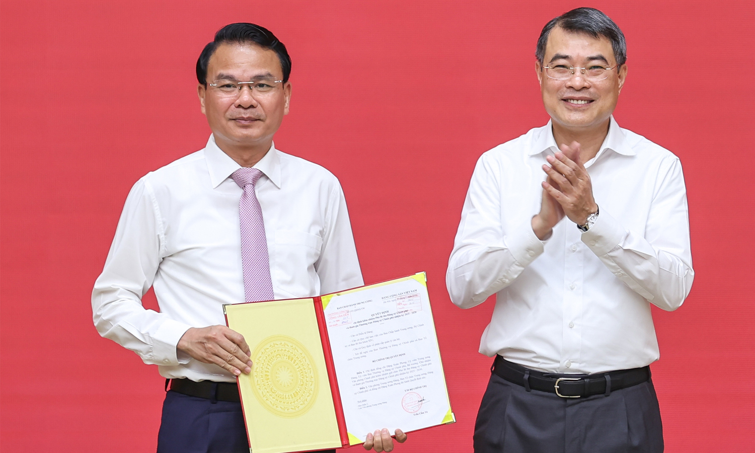 Thủ tướng Lê Minh Hưng trao quyết định cho Bộ trưởng, Chủ nhiệm Văn phòng Chính phủ Đặng Xuân Phong kiêm nhiệm giữ chức Phó Bí thư Đảng uỷ Chính phủ. (Ảnh: VGP)
