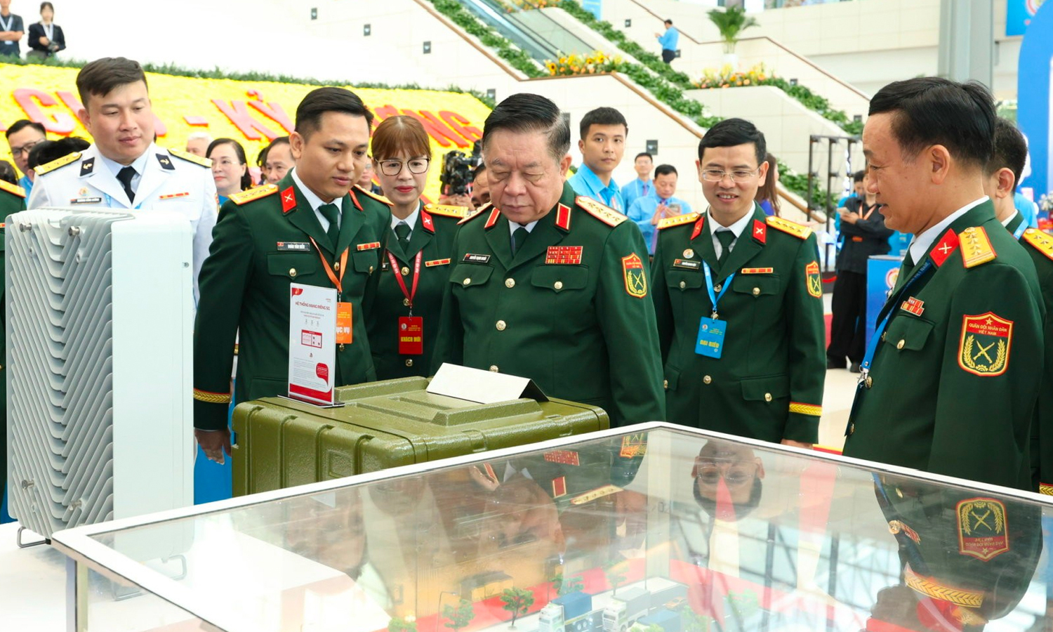Đại tướng Nguyễn Trọng Nghĩa, Chủ nhiệm Tổng cục Chính trị Quân đội Nhân dân Việt Nam, tham quan gian hàng công nghệ của Tập đoàn Công nghiệp - Viễn thông Quân đội (Viettel).