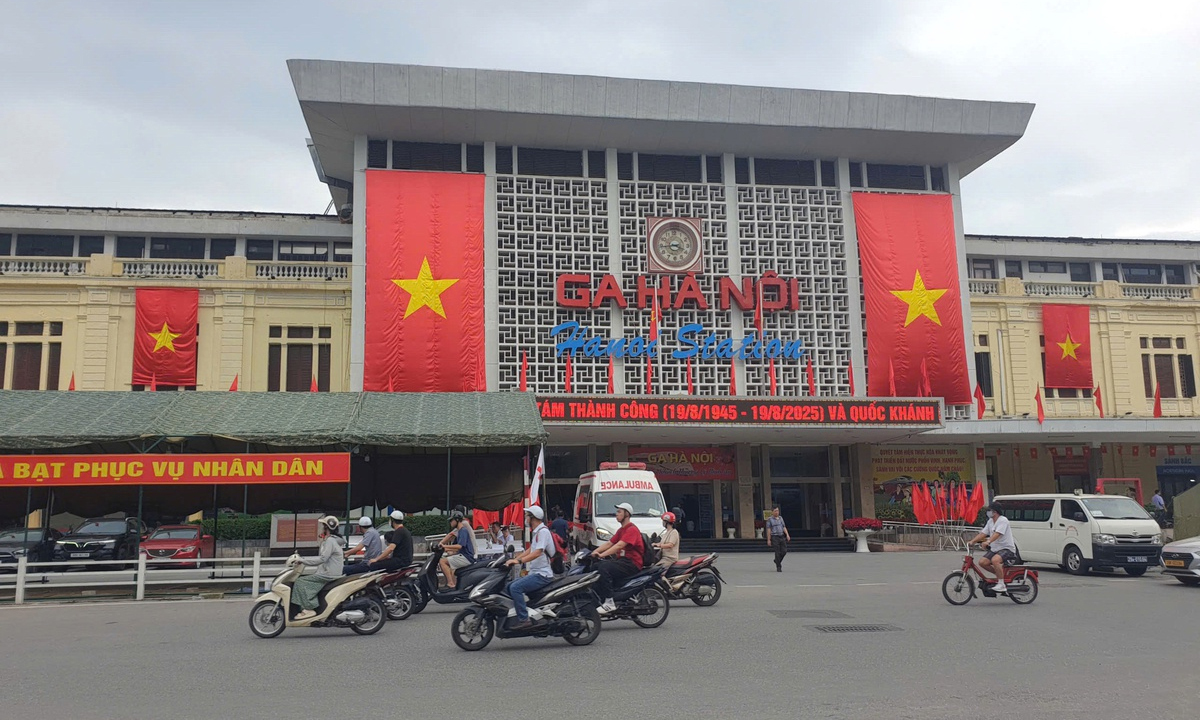 Ga Hà Nội trên nằm trên mặt đường Lê Duẩn.