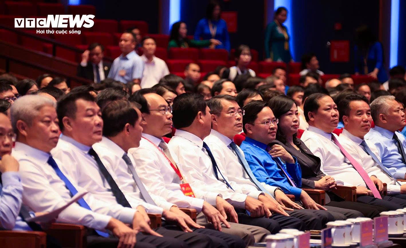 Thủ tướng Lê Minh Hưng và các đại biểu tại chương trình.