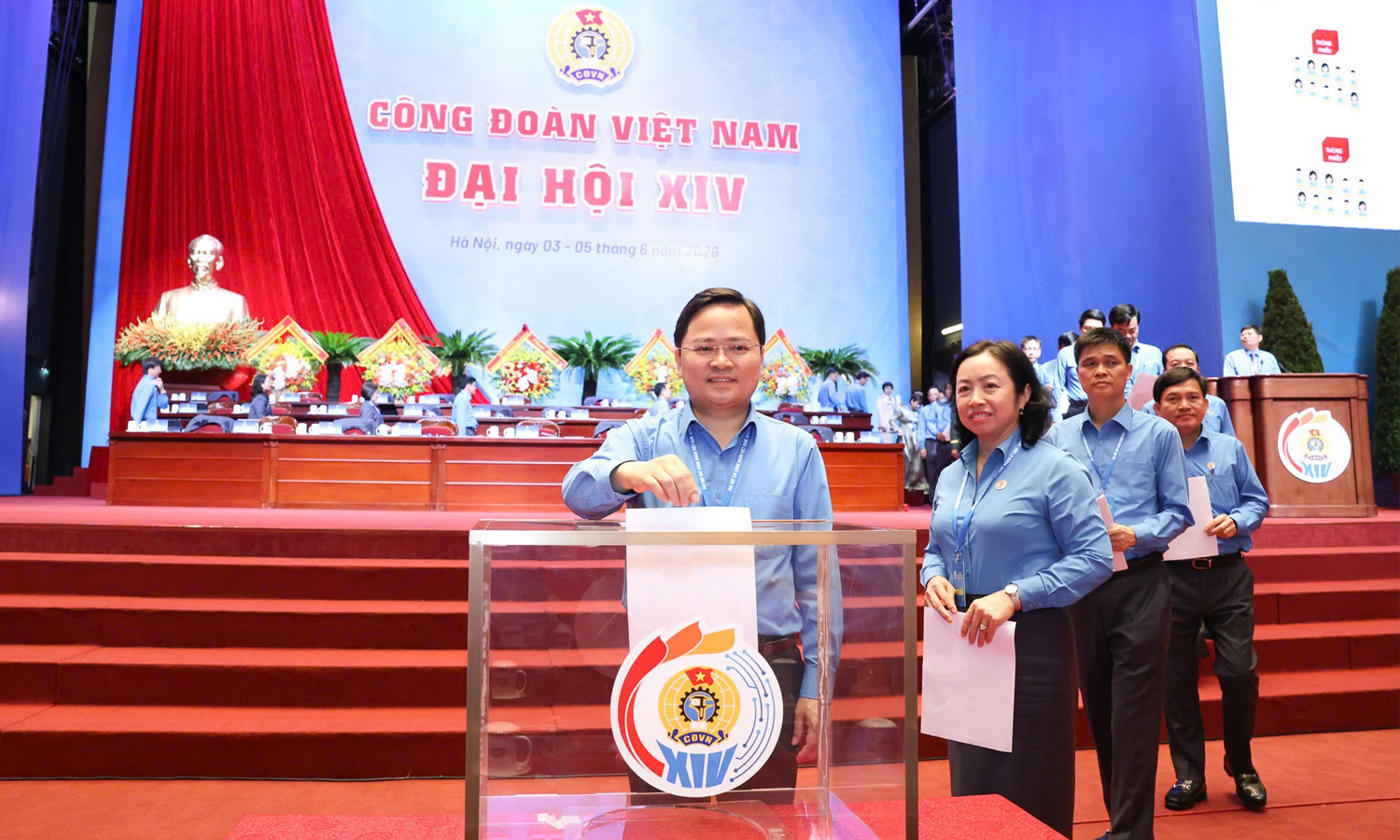 Chủ tịch Tổng Liên đoàn Lao động Việt Nam Nguyễn Anh Tuấn bỏ phiếu bầu Ban Chấp hành Tổng Liên đoàn Lao động Việt Nam khóa XIV, chiều 4/6. (Ảnh: Hải Nguyễn)