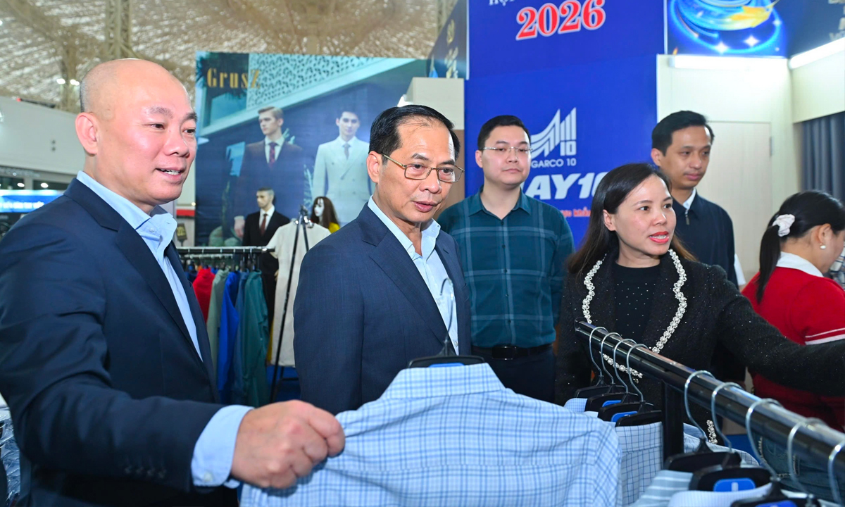 Phó Thủ tướng Bùi Thanh Sơn tham quan các gian hàng tại Hội chợ Mùa Xuân lần thứ nhất năm 2026.