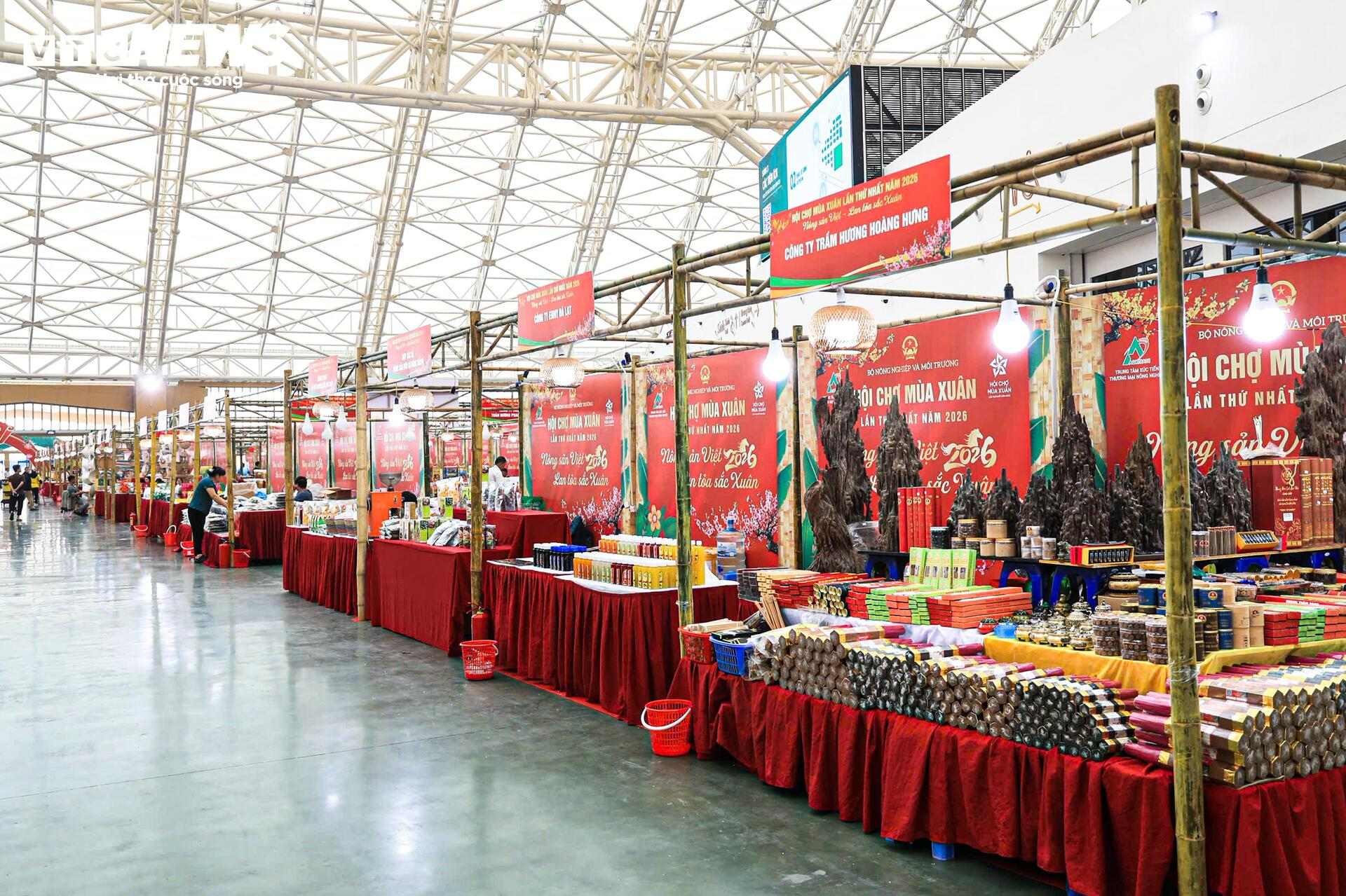 Những dãy gian hàng mang sắc xuân dần hiện rõ, tạo diện mạo tổng thể sinh động cho không gian Hội chợ Mùa Xuân 2026.