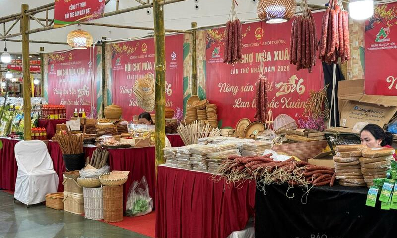 Không gian mang hơi thở phiên chợ địa phương tại Hội chợ Mùa Xuân.