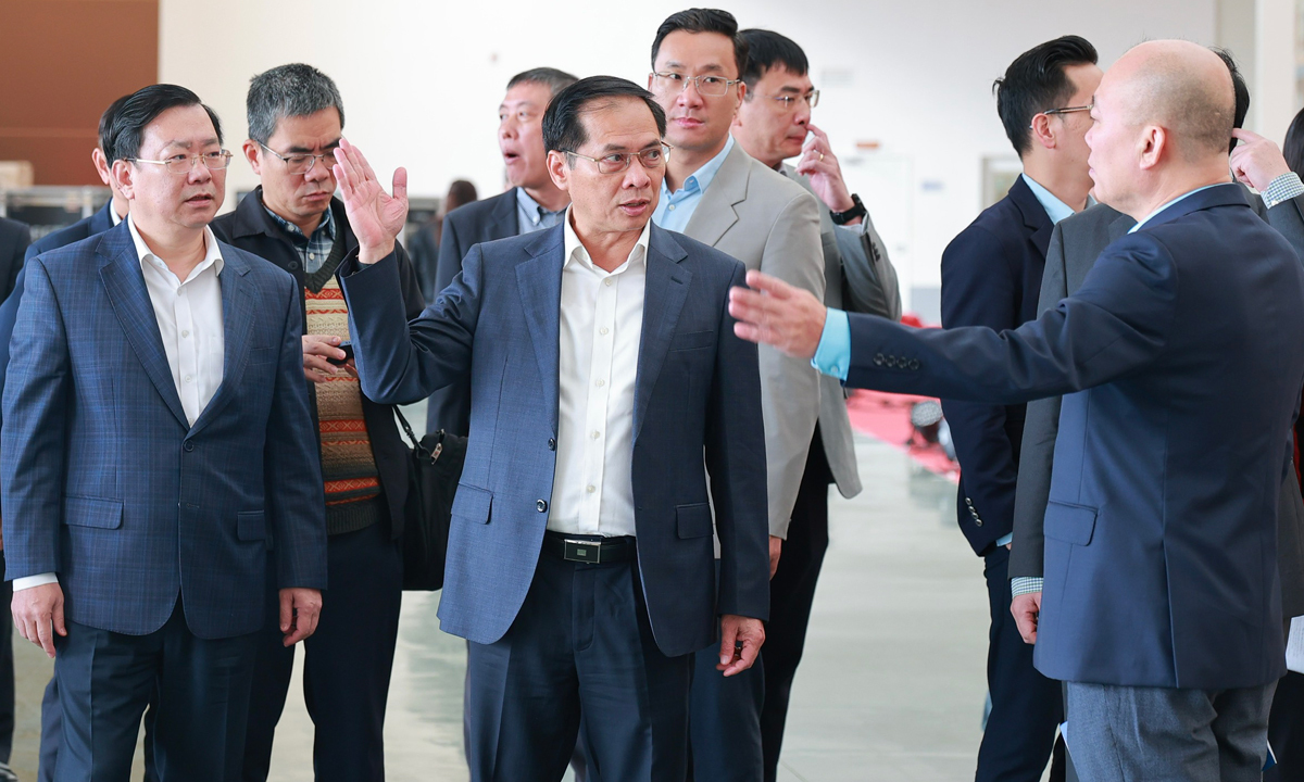 Phó Thủ tướng Bùi Thanh Sơn kiểm tra tình hình triển khai Hội chợ Mùa Xuân 2026.