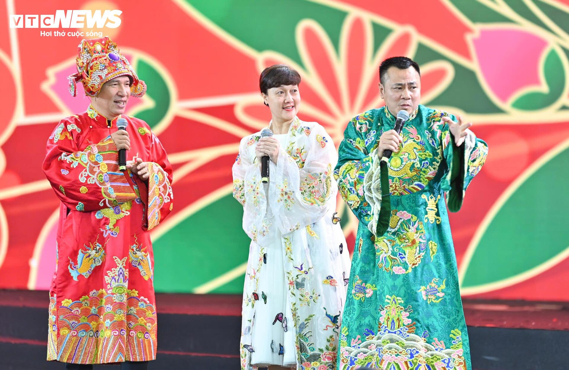 Dàn sao Táo quân Tự Long, Quang Thắng, Vân Dung tại buổi tổng duyệt lễ bế mạc hội chợ Mùa Xuân 2026.