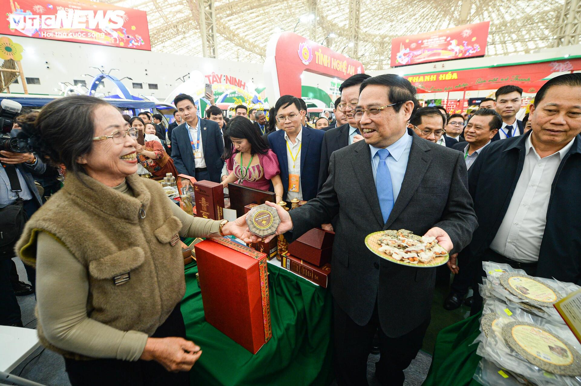 Thủ tướng Phạm Minh Chính thăm gian hàng đặc sản kẹo cu đơ của tỉnh Hà Tĩnh tại lễ Hội chợ Mùa Xuân lần thứ nhất năm 2026.