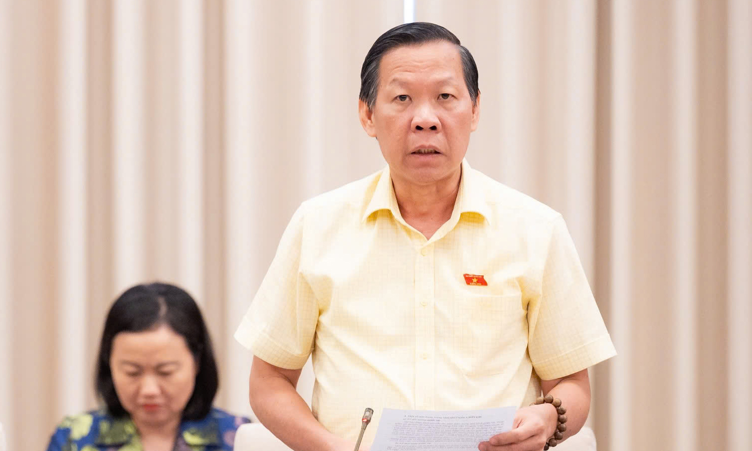 Chủ nhiệm Ủy ban Kinh tế và Tài chính Phan Văn Mãi - Phó trưởng Đoàn Thường trực Đoàn giám sát chuyên đề của Quốc hội - báo cáo tại phiên họp.