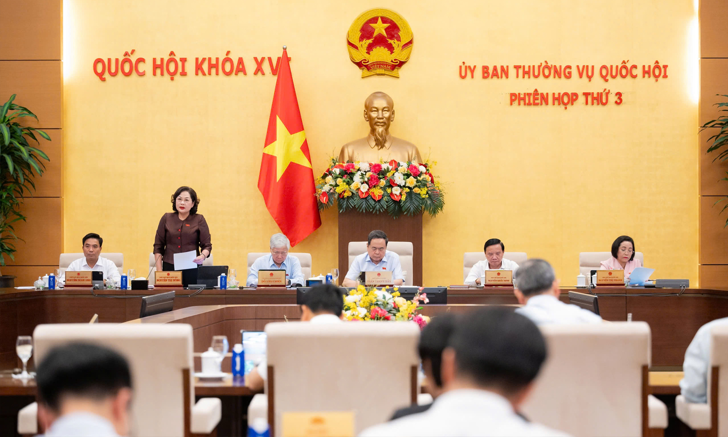 Phó Chủ tịch Quốc hội Nguyễn Thị Hồng phát biểu kết luận nội dung phiên họp.